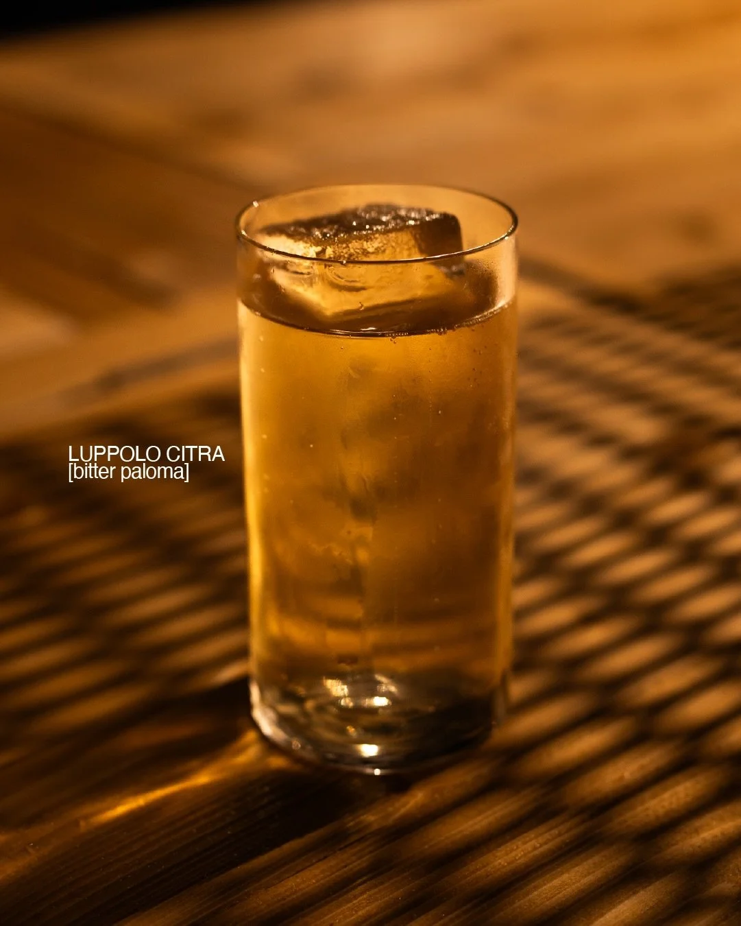 LUPPOLO CITRA / 
[bitter paloma]

citrus, grassy, floreal

Altos Tequila + luppolo + pepe di timut + bergamotto
t&egrave; verde + petalo di rosa damescena