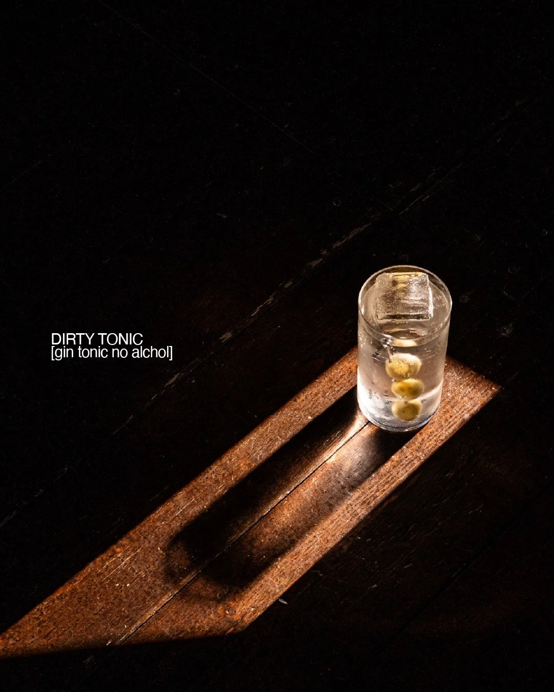 DIRTY TONIC /
gin tonic, umami, citrus

Beefeater 0,0% + salamoia di agrumi + geranio + tonica Galvanina