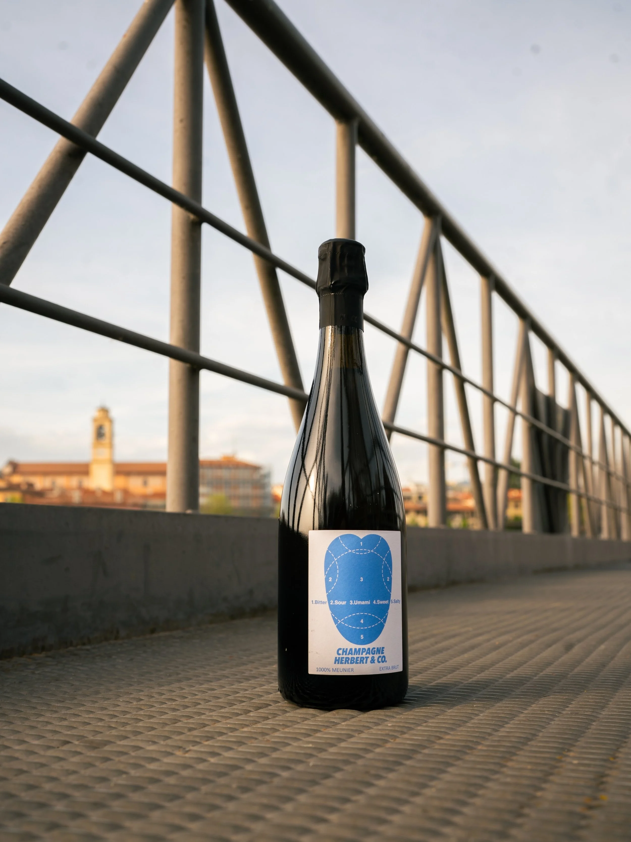 Herbert &amp; Co. is in the house / 

Piccola maison di famiglia dalla Champagne, quattro generazioni e un&rsquo;estetica che si nota. Il 1000% Meunier Extra Brut 2020 - uva in purezza, extra brut, zero compromessi. 

In carta da noi. Come era giusto