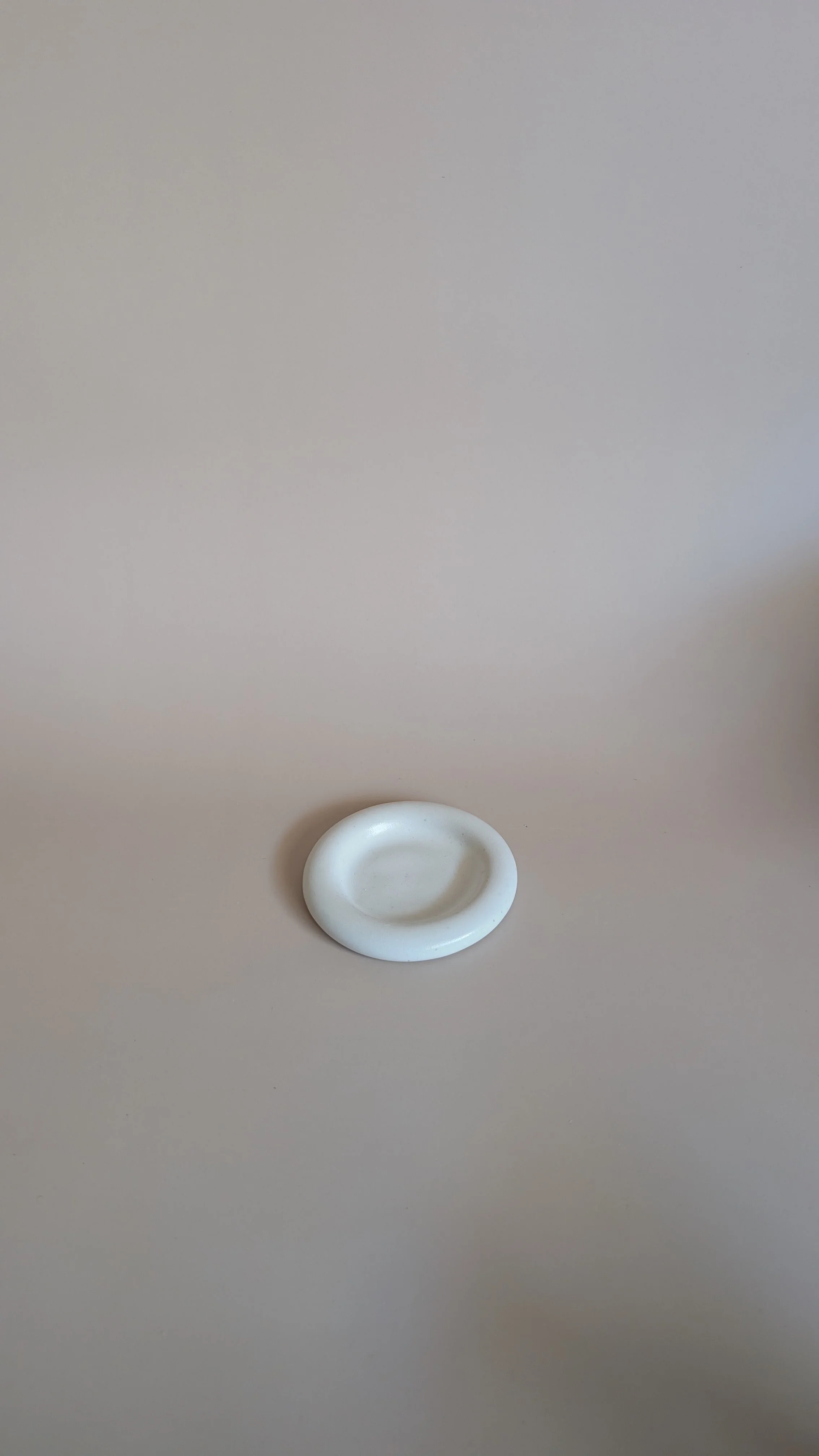 Snug Coaster in white