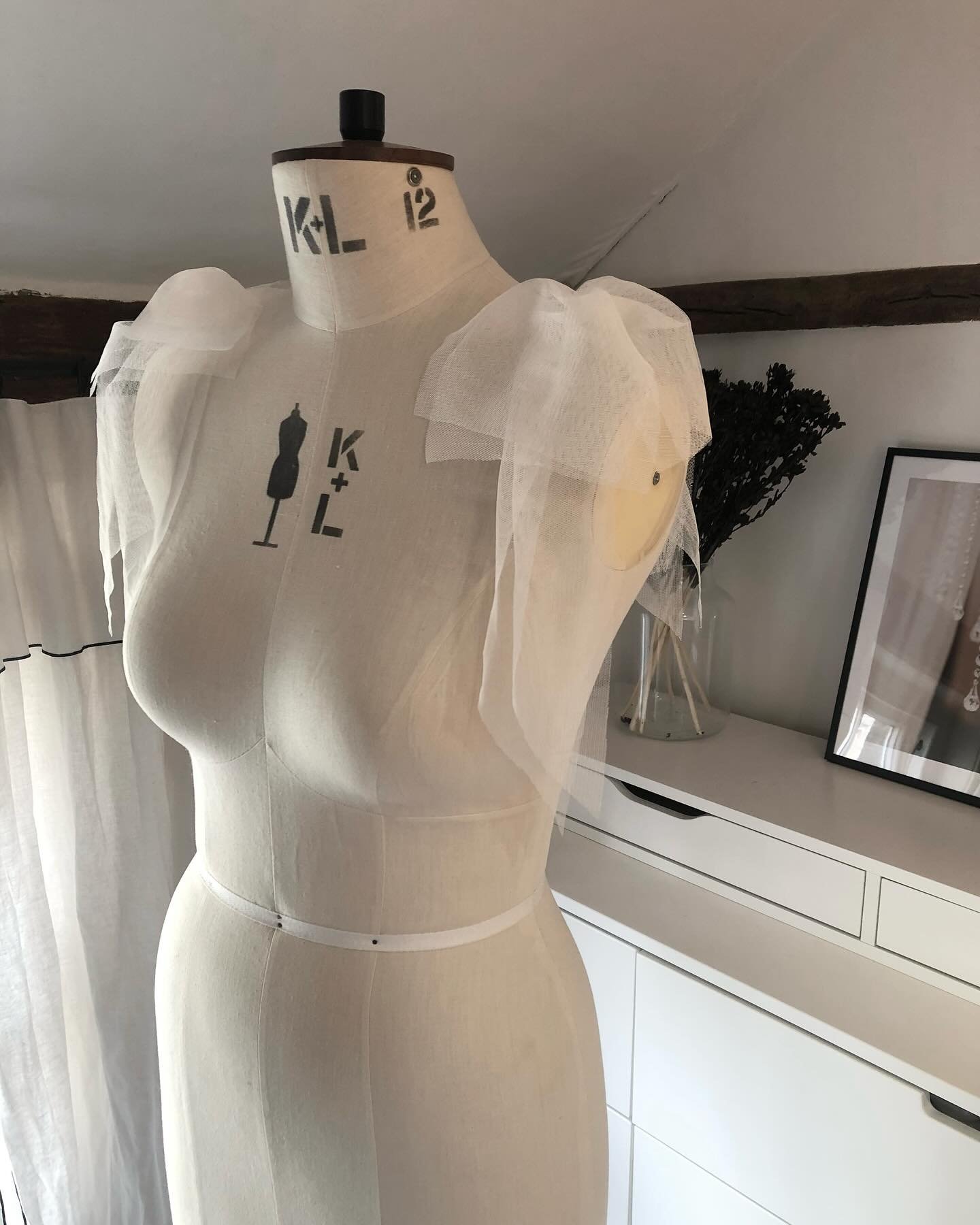 T U L L E  S H O U L D E R  B O W S // 🤍

Customise your bridal look. These ones are the cute shorties but you can have them any length. Why not as long as your train? Or they could be a great alternative to a veil
Swipe to the end to see lovely Ell