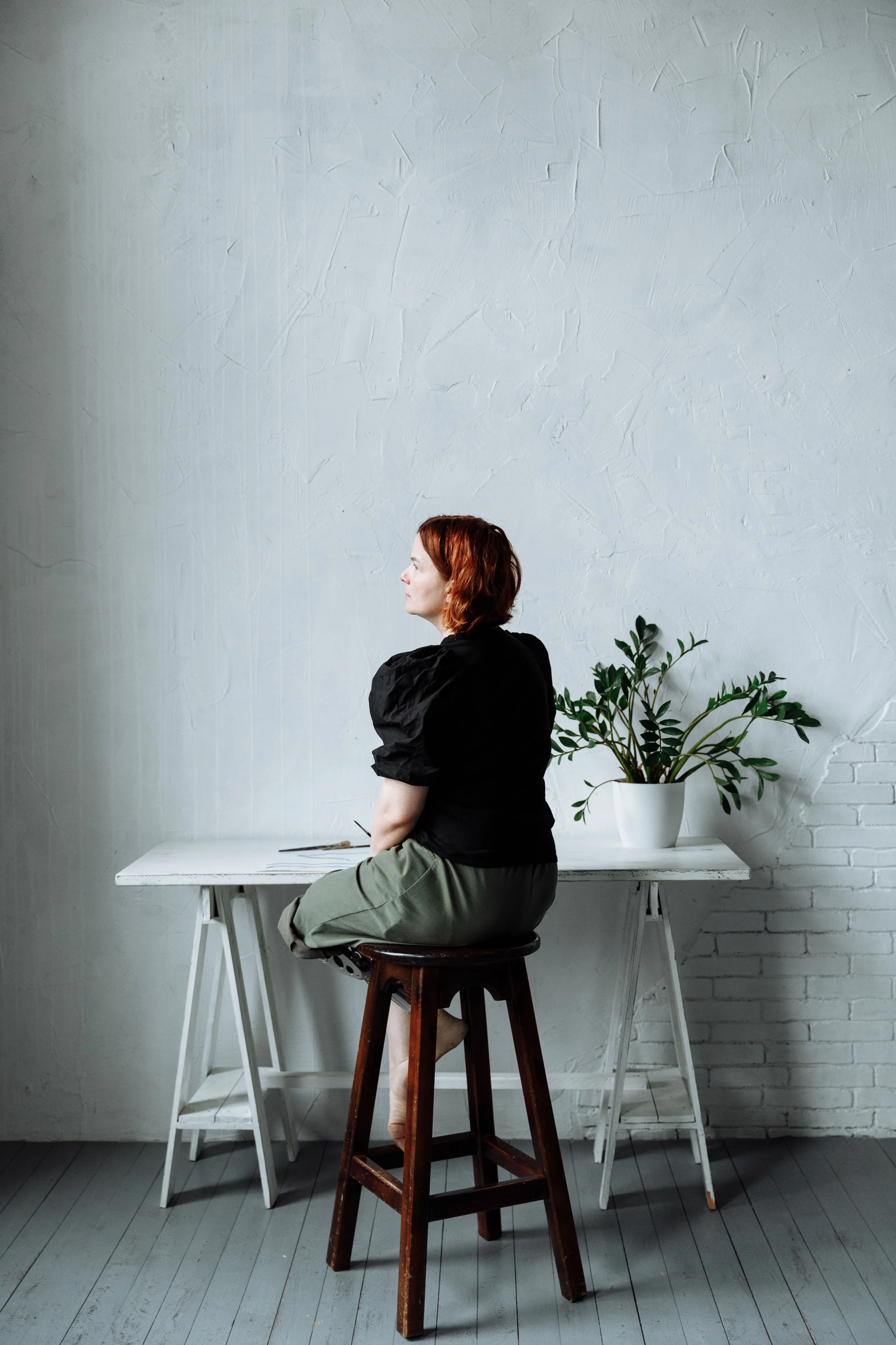 Private practice therapist making an informed decision about how to use AI in her marketing ethically and effectively
