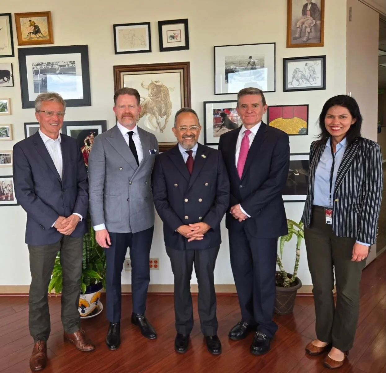 🇲🇽🇺🇸 Seguimos consolidando nuestros lazos estrat&eacute;gicos con M&eacute;xico. Hace un par de d&iacute;as nos reunimos con el Embajador Carlos Gonz&aacute;lez Guti&eacute;rrez, C&oacute;nsul General de M&eacute;xico en Los &Aacute;ngeles, y con