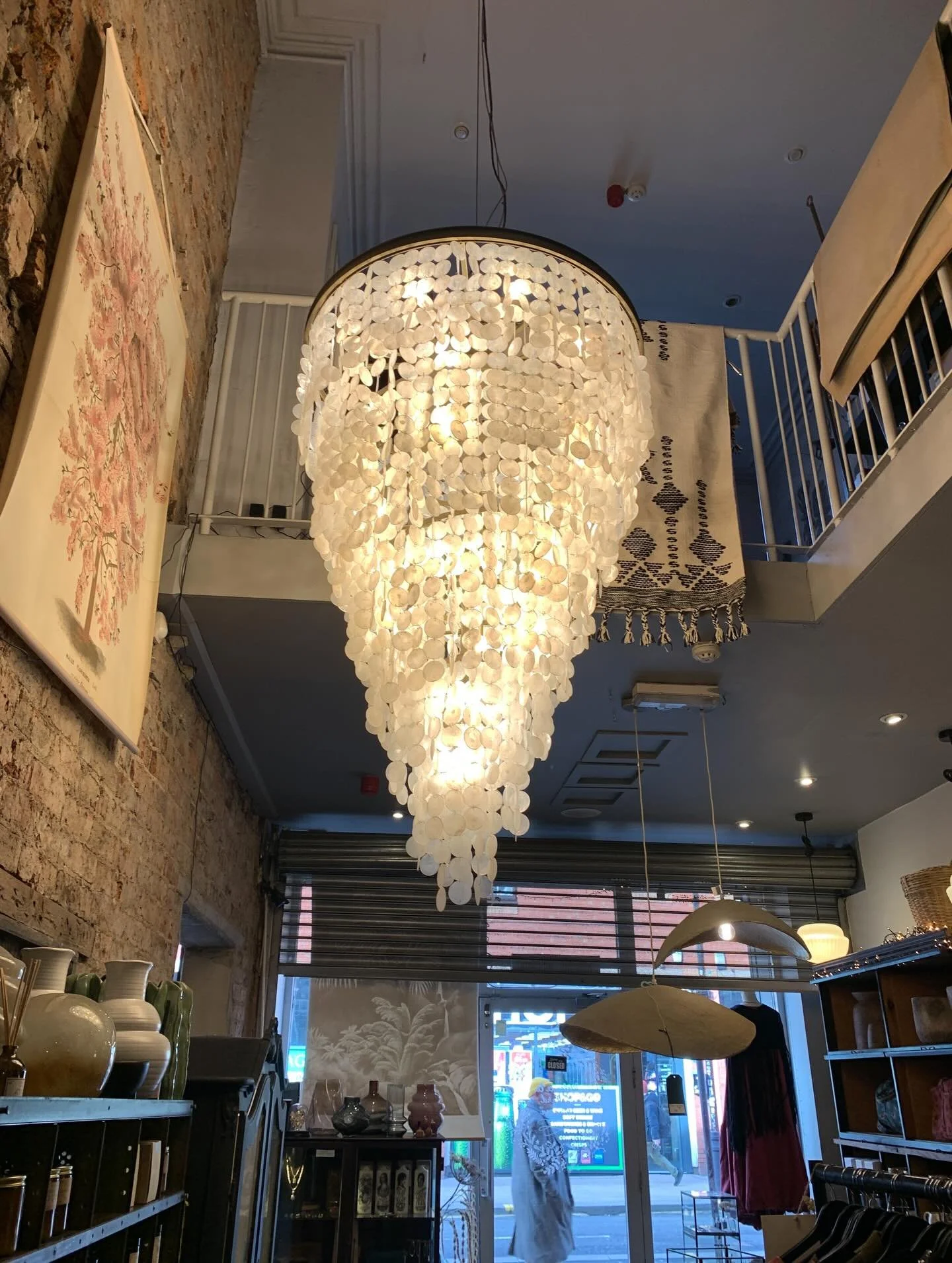 Sourcing today in Sheffield. Stunning shell chandelier! 
@collardmanson 
#sourcing #interiordesign #homelighting #chandelier