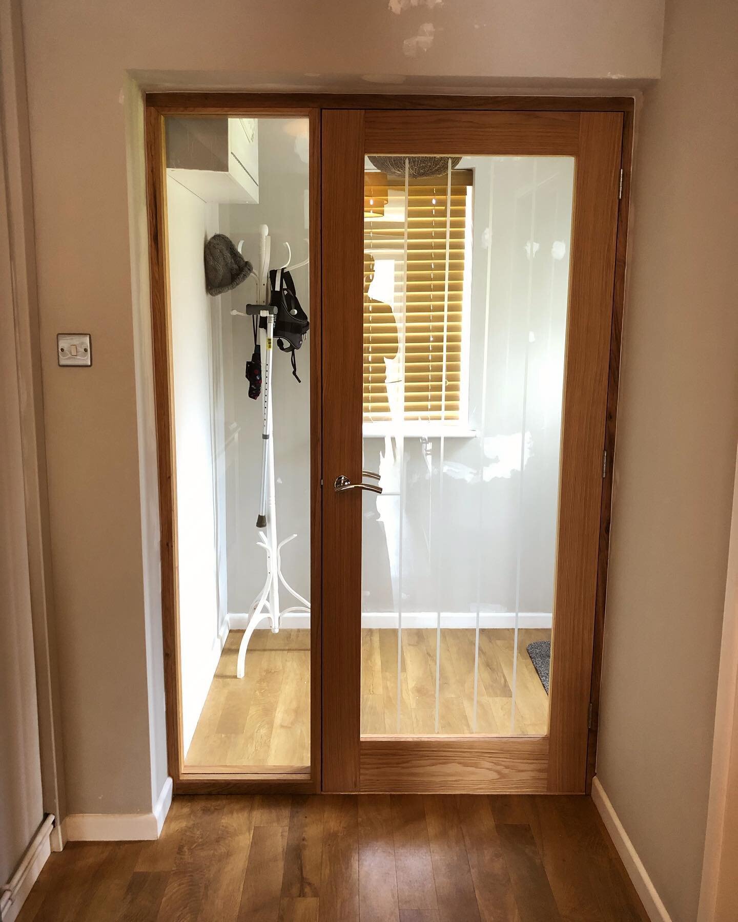 New glazed oak Internal porch door and frame, with low threshold and full glazed sidelight. 
Thanks to @a.b.joinery for making the frame 🙌. 

#oak #porch #internaldoors #oakdoorframe #sidelight #glazedoakdoors #carpentry #joinery #modern #sandrcarpe