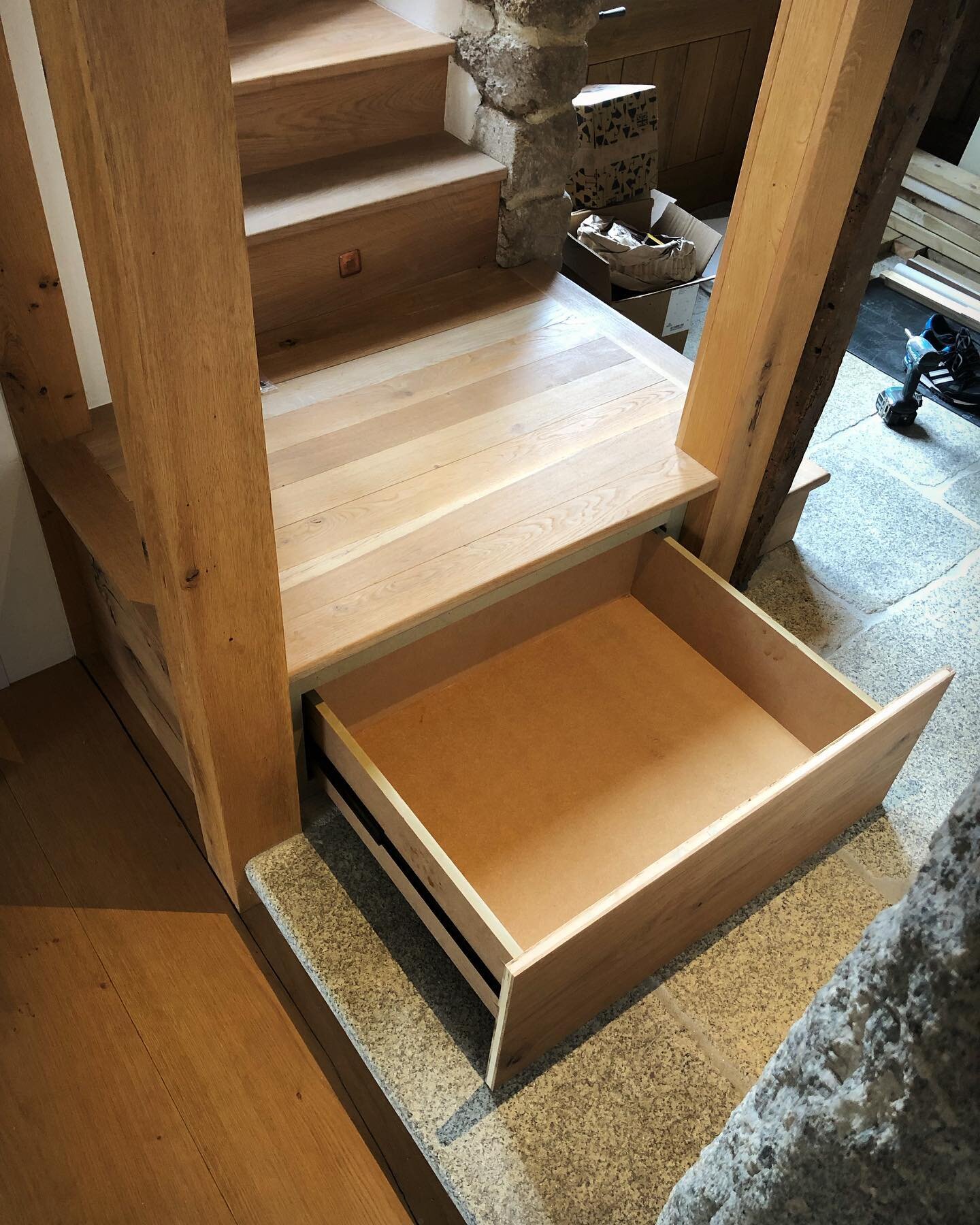 Secret push to open drawer 🤫 and oak cladding to finish off this landing. #carpentry #carpenter #oak #hiddendrawer #hiddenstorage #sandrcarpentry #storagesolutions #understairstorage #pushtoopen