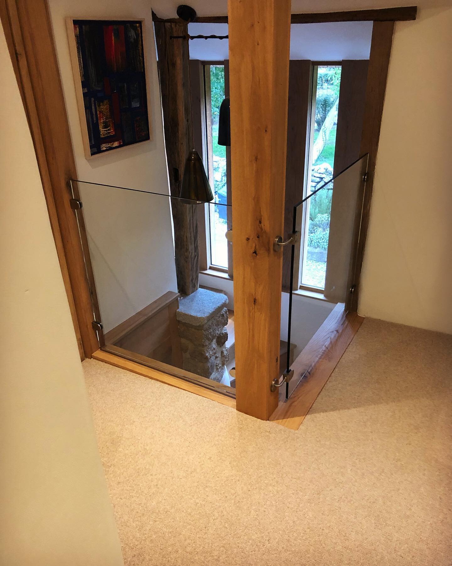 Glass banister installed along with some solid oak doors 👌🏼#oak #carpentry #carpenter #builder #renovation #conversion #cottage #sandrcarpentry #doors #stairs #glass #glassbanister