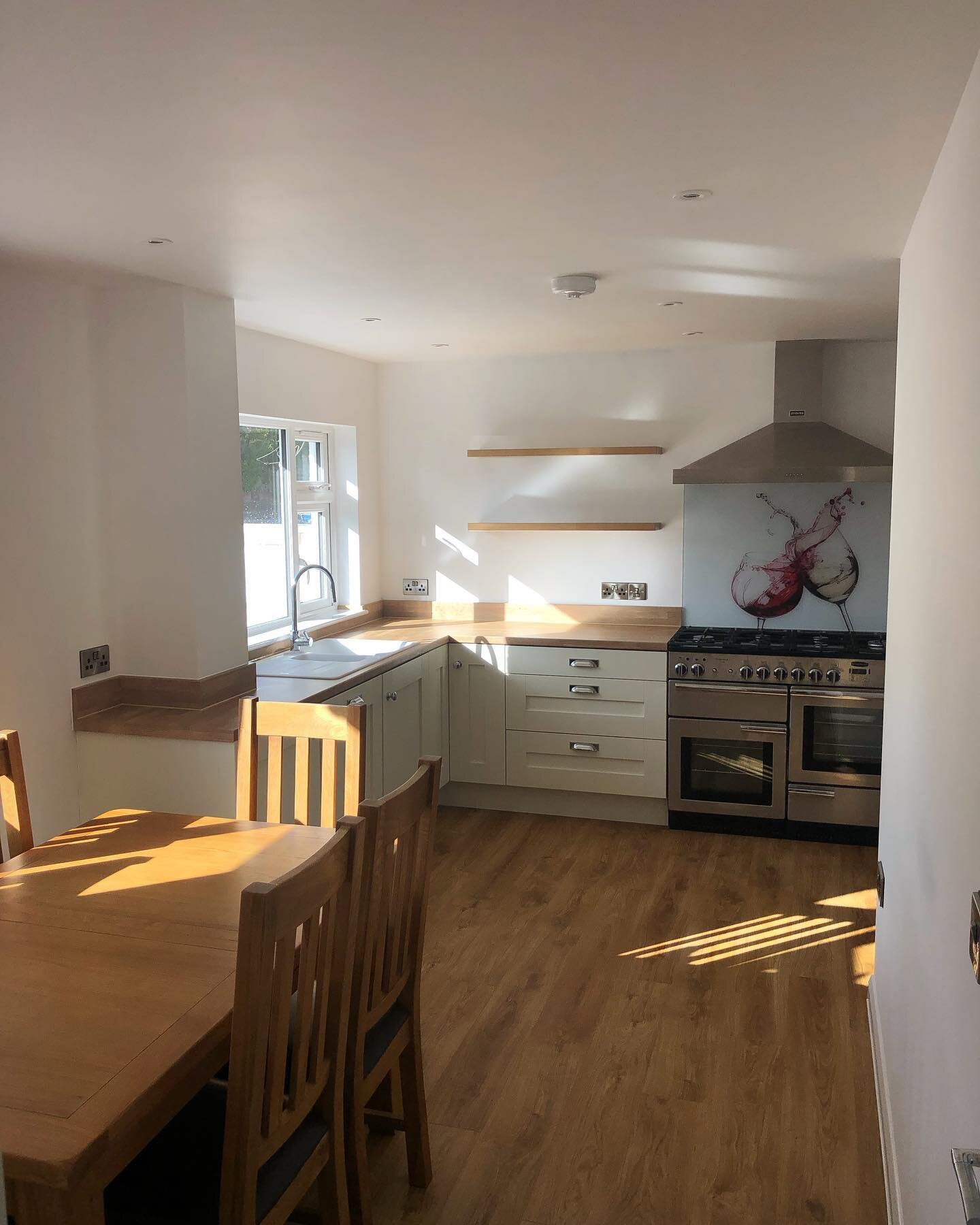 Kitchen extension complete ✅ and it looks amazing . Another great job from the team.👏🏽👏🏽 @exetercarpentrysolutions @mph321 @leeroweplumbingandheating @mashton_plastering #extensions #garageconversion  #kitchendesign #kitchenextension #openplanliv