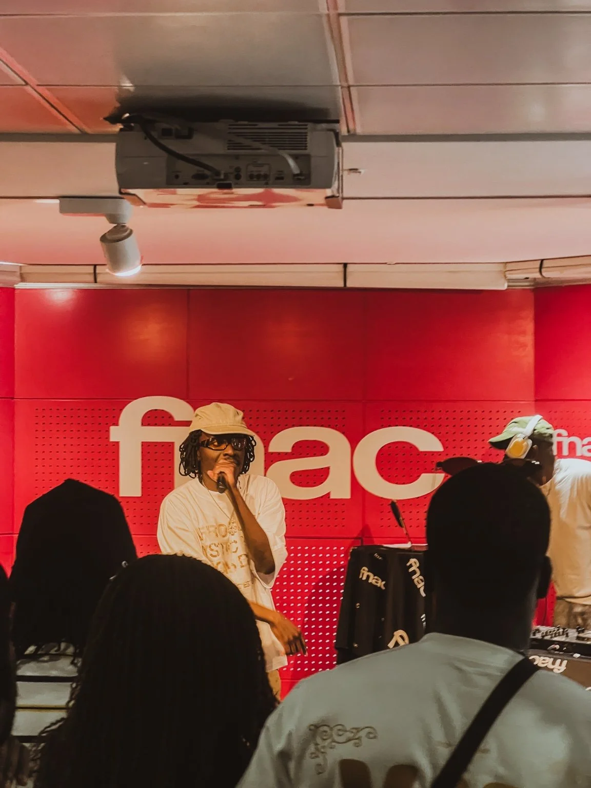 Joe Kingston au micro devant le public de la Fnac Saint-Lazare, pendant le showcase du 26 septembre 2026.