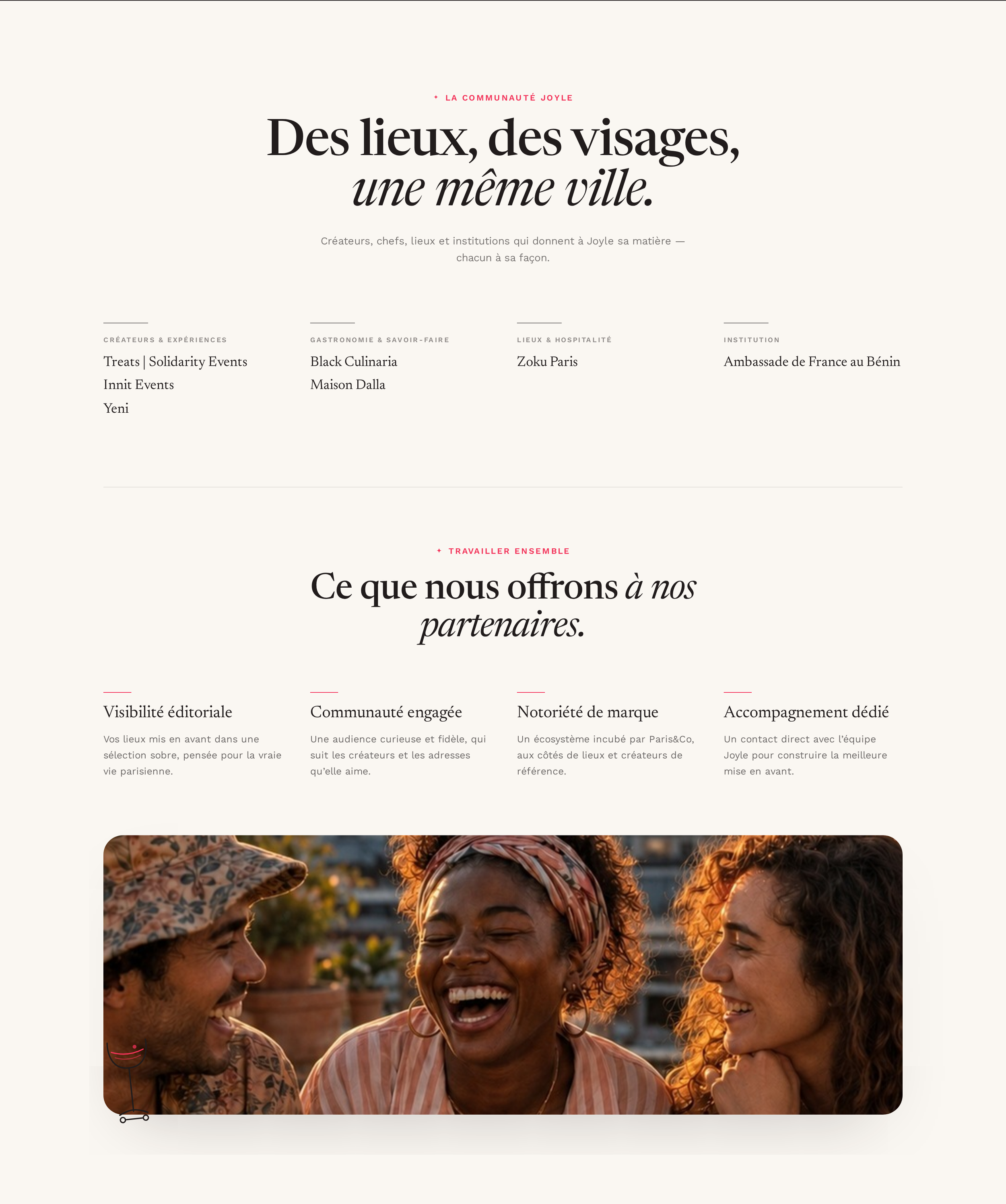 Groupe de personnes souriantes et rire ensemble lors d'une rencontre en extérieur au coucher du soleil, en arrière-plan des pots de plantes