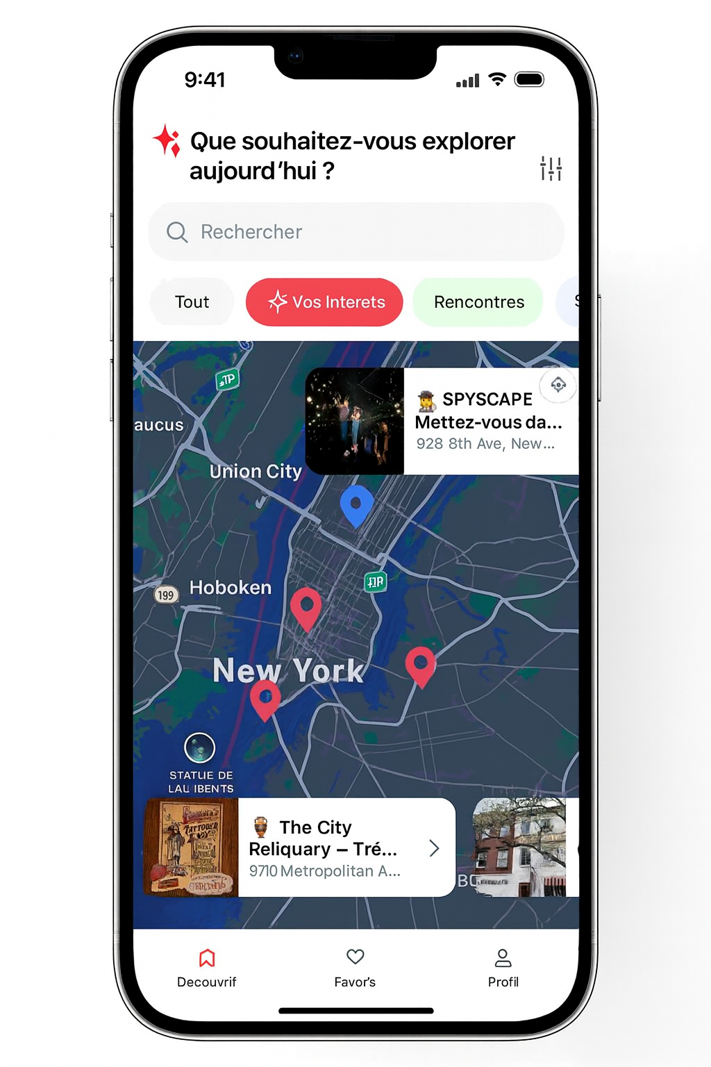 Capture d'écran d'une application de rencontre sur un smartphone, affichant une carte de New York avec des points d'intérêt et des profils, notamment un secteur nommé SPYSPACE et une affiche d'un lieu culturel.