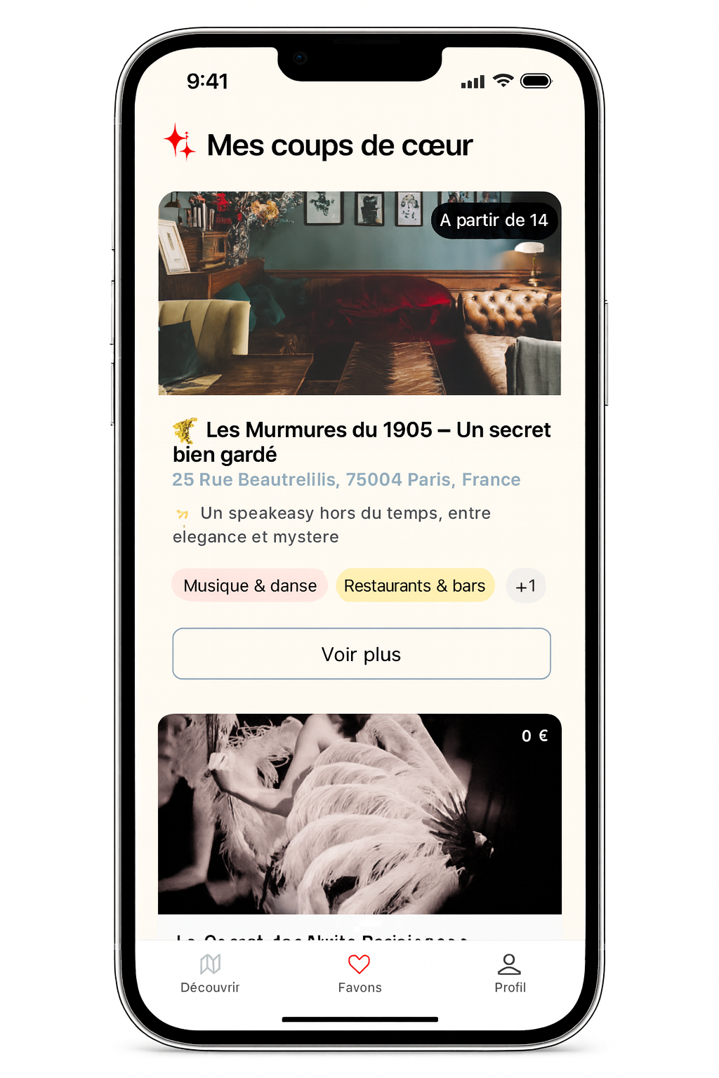 Capture d'écran d'une application mobile montrant une liste de lieux d'intérêt, avec une photo en haut, une description, une adresse, des catégories et un bouton 'Voir plus'.