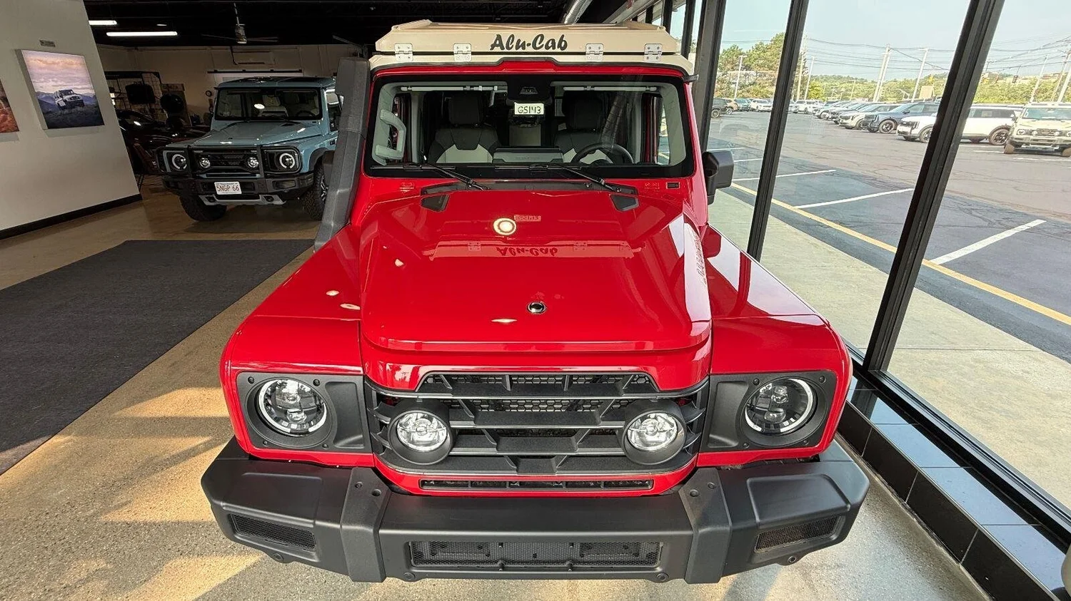 Front view with Alu-Cab roof cap