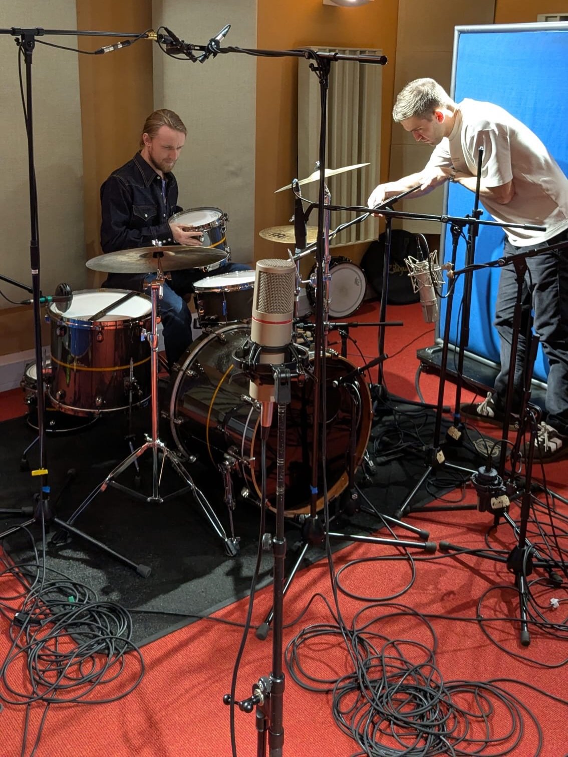 The mic count on this kit: 12. 

And I&rsquo;m not saying that it will sound better than a Glyn Johns set up with only a few mics. 

It all depends on the music &amp; how we mix it! 

I just had to try a U87 for the smash mic&hellip; 

#indierock #al