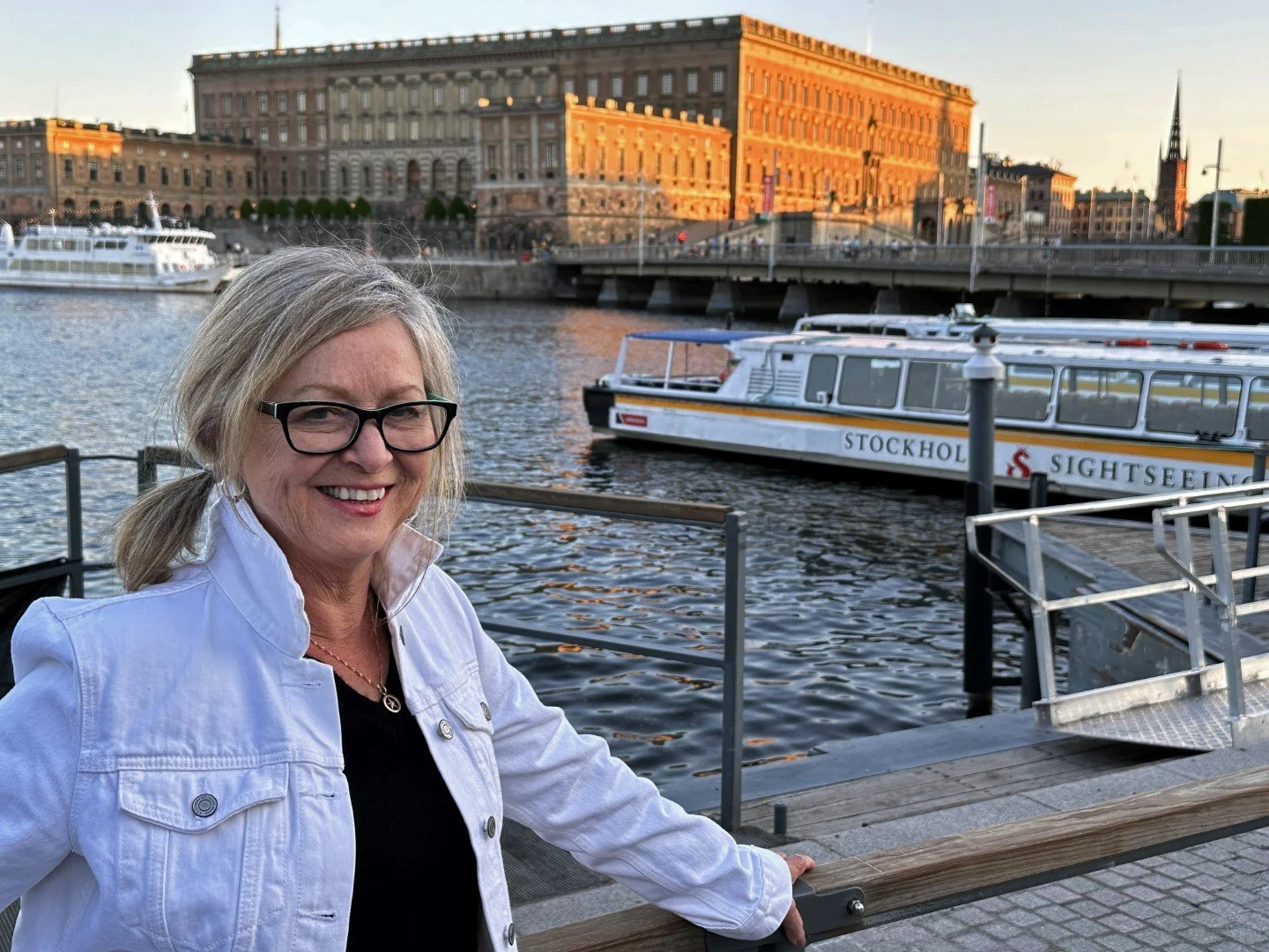 Reinacting the crime, Linda stands in front of the Royal Palace Museum and other Parliament buildings. There is a picture of my mother standing here in 1967