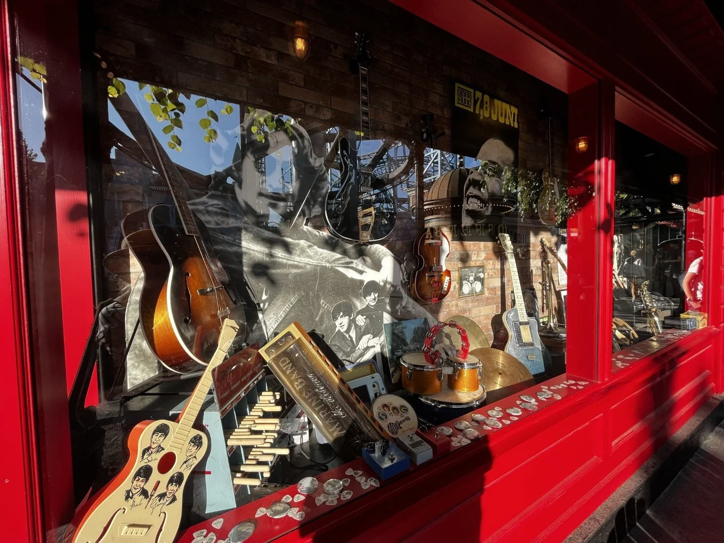 6.12 Grund Music Shop (3).JPEG