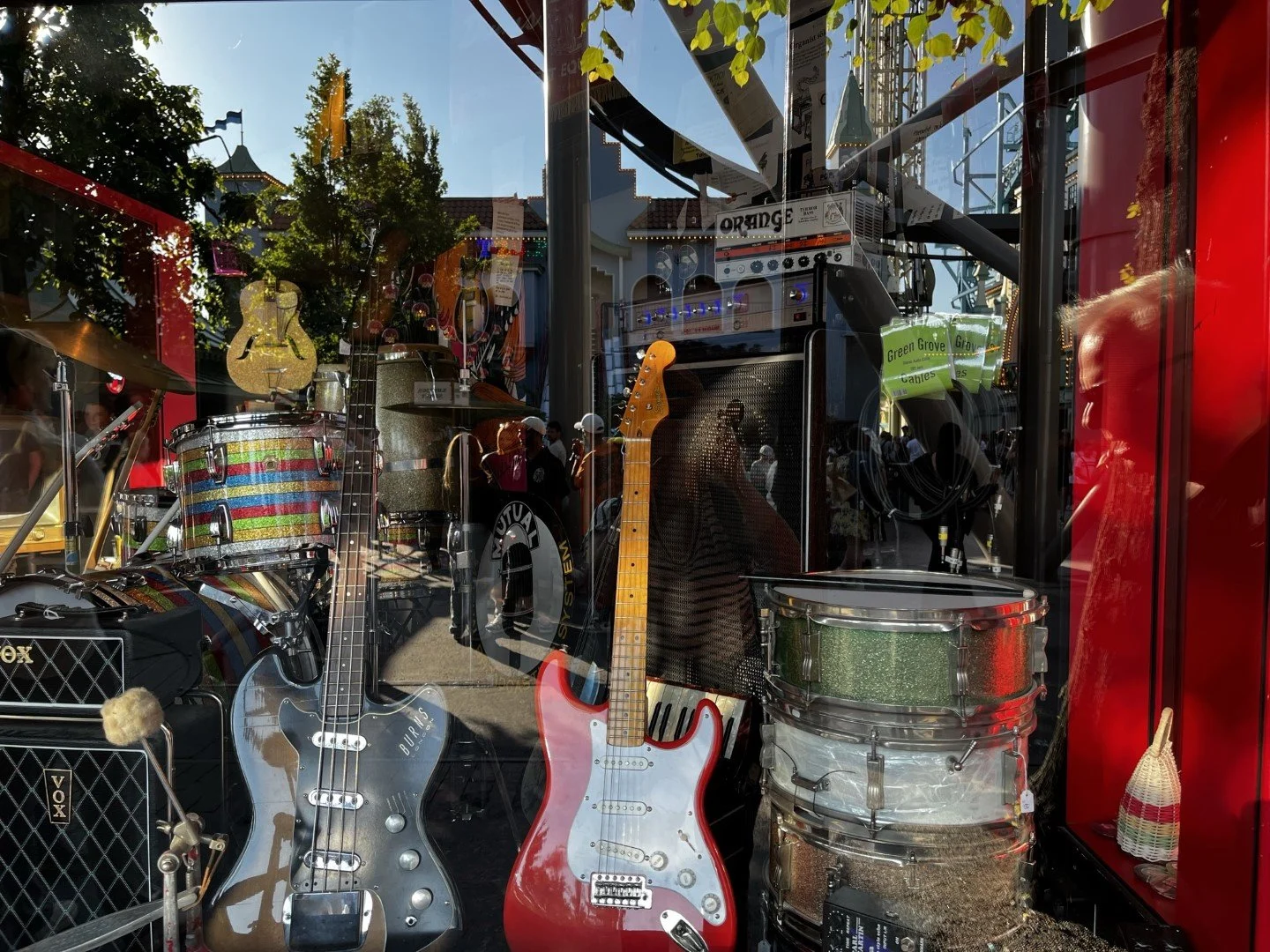 6.12 Grund Music Shop.JPEG