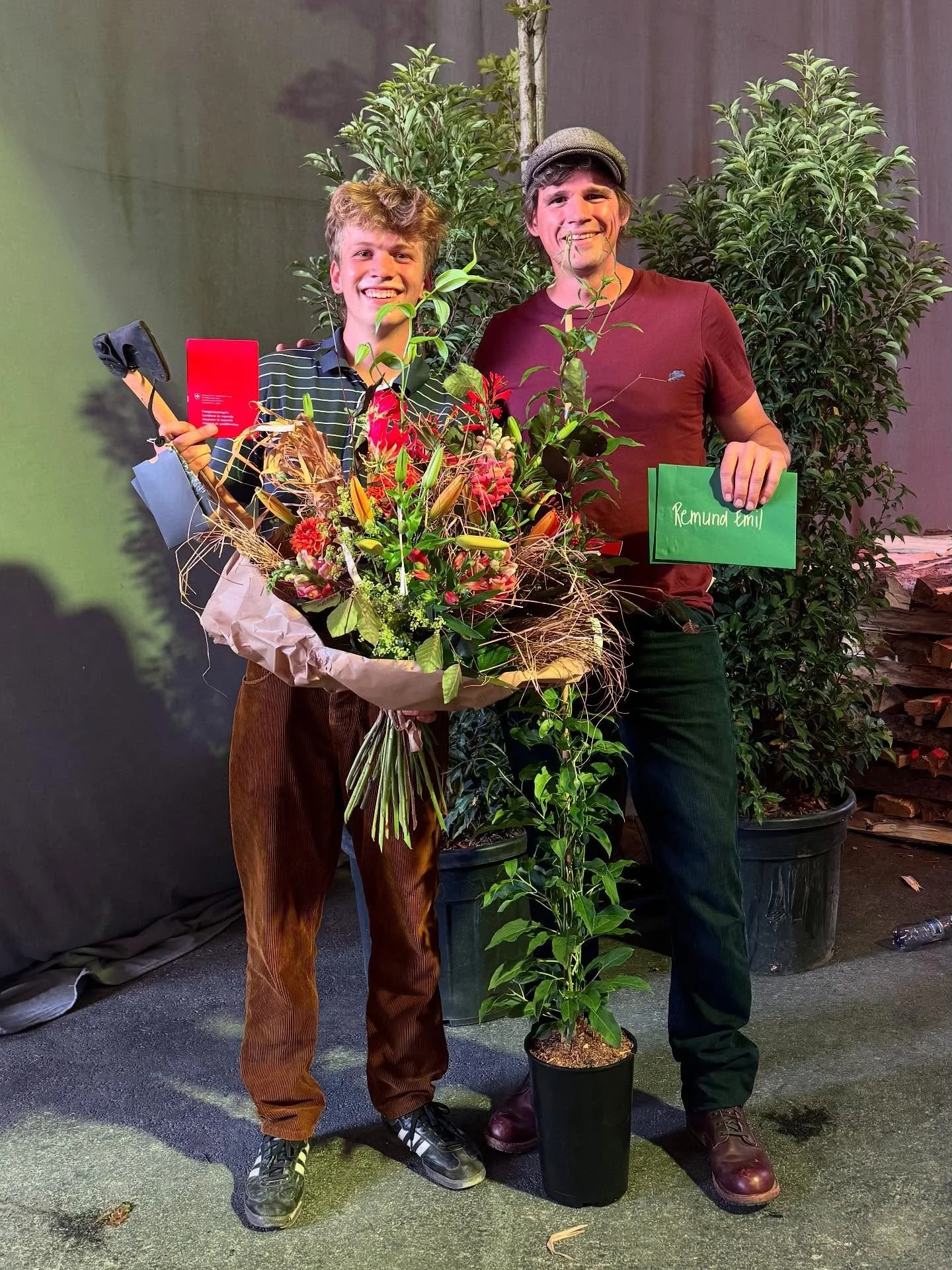 WOW – was für eine Leistung! 👏🌿
Emil Remund hat seine Lehre als Landschaftsgärtner EFZ bei uns abgeschlossen – und zwar mit Bestnoten! 🏆
⭐️ Beste Gesamtnote in der Prüfungsregion Bern: 5.6
🌱 Pflanzenkenntnis: 6.0
📘 A