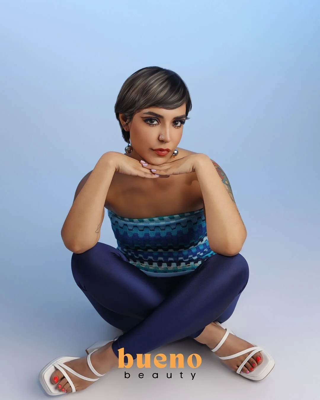 Shoutout to Claudia for capturing these amazing branding photos! Checkout Bueno Beauty&rsquo;s branding and hair evolution from 2023-2025 🪩💇🏽

Haircuts &amp; highlights by @geri_misfit 
Mani &amp; pedi by my girl @melaniesnail_studio3 
Lashes by @
