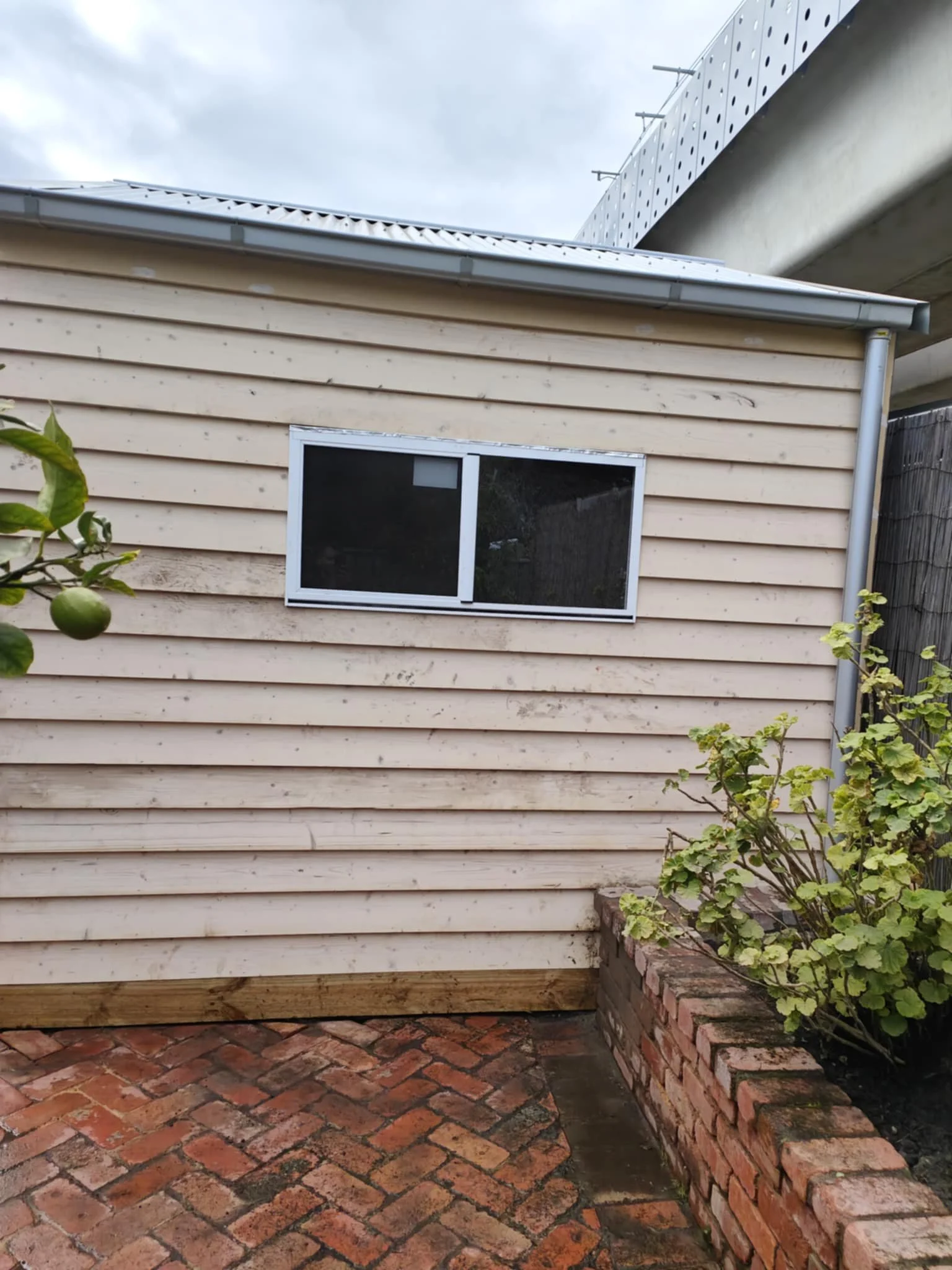 Window install on a shed for customers near me. Customers near Lapstone and Leonay for decking builders and carpenters. Carpenters in the lower blue mountains to build sheds. 