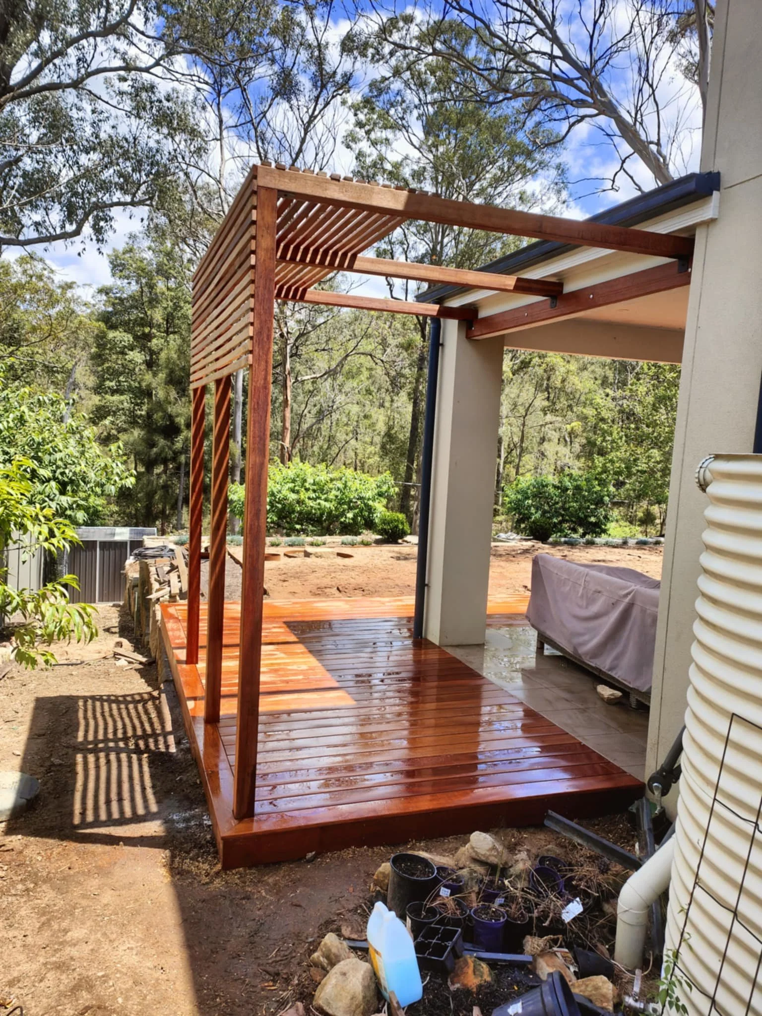 Timber Screening located in Lower Blue Mountains. Merbau decking for Leonay client, dekcing builder in blue mountains. 