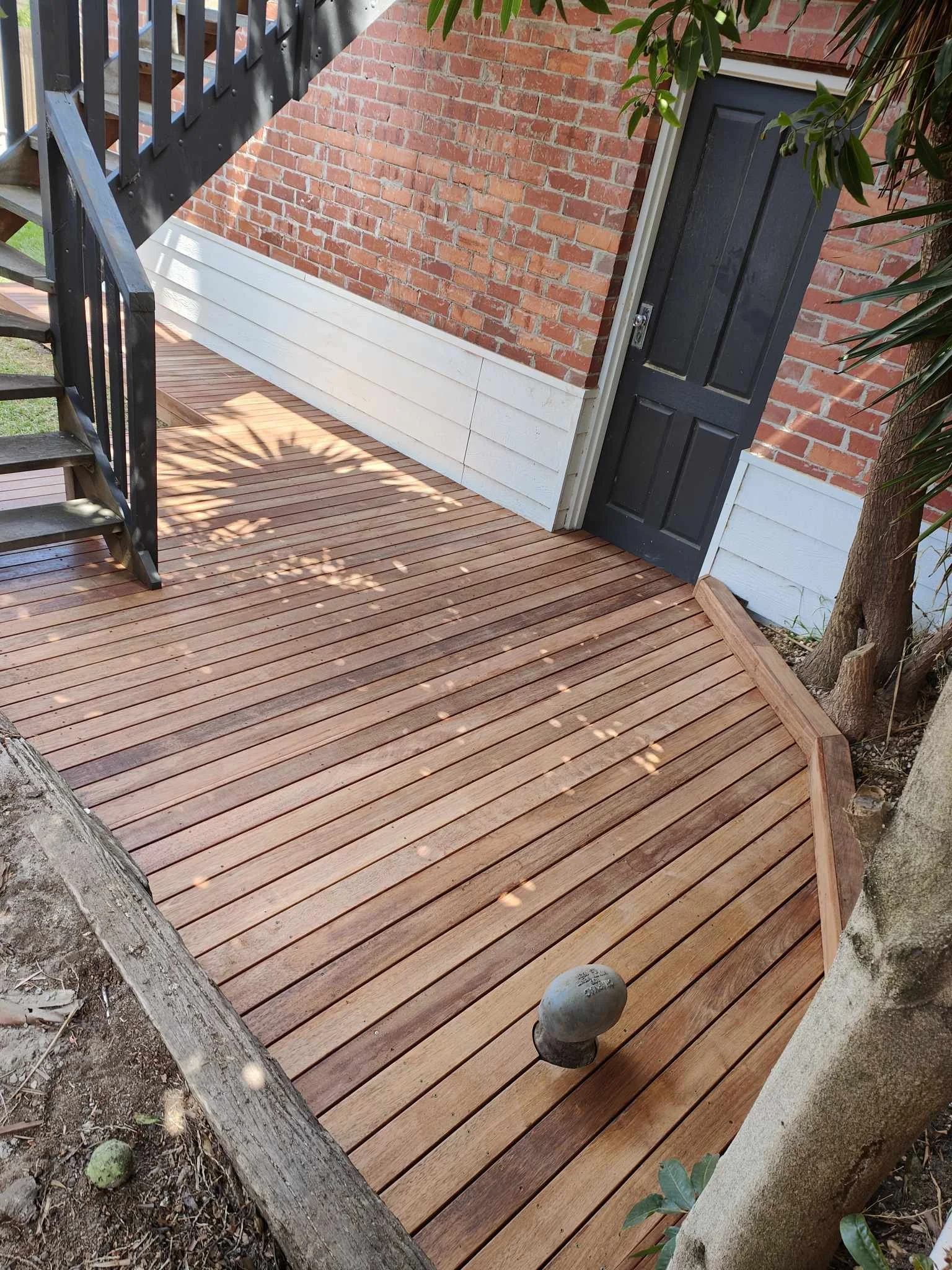 Merbau decking with step for outhouse. With raised planter edge custom built from Merbau decking. Deck designs Penrith. 