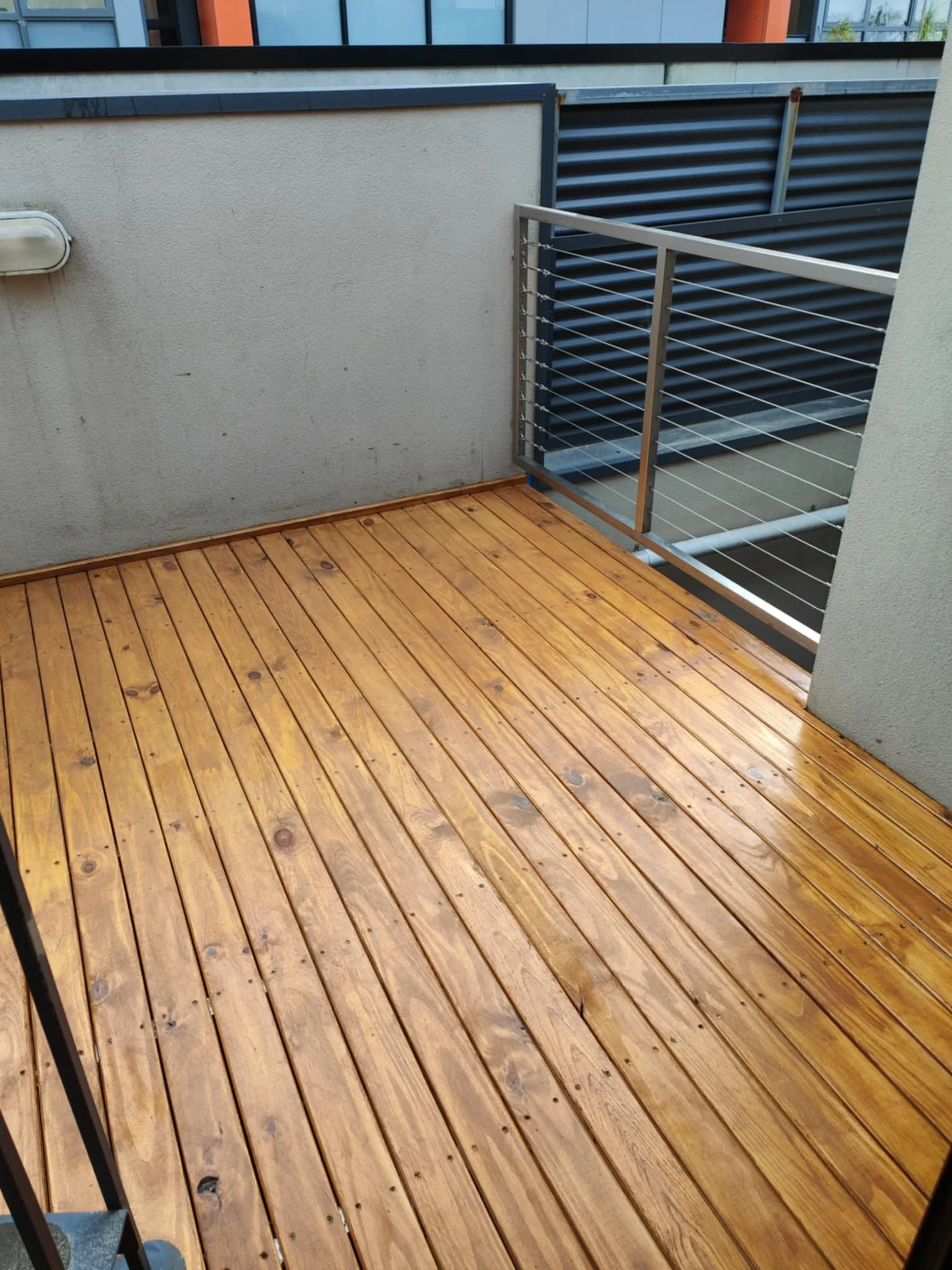 Carpenter decking builder created this stunning deck design. Making treated pine decking a bit more unique with stunning stain in natrual. Decking in Springwood, free quotes for decking in Glenbrook. 
