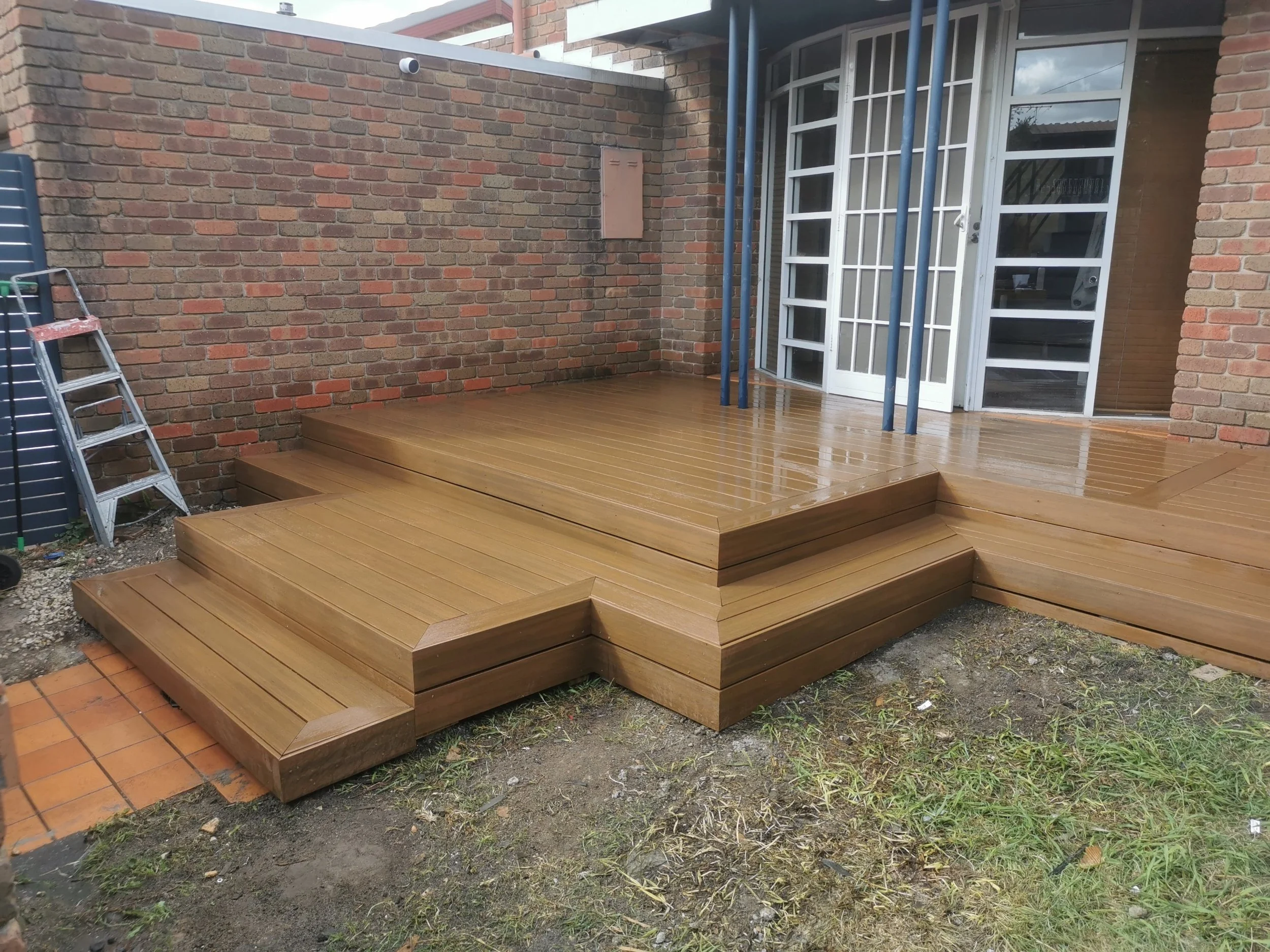 Stunning multi level decking using Eko deck.  Composite decking near the blue mountains. Composite decking, low maintenance decking. Eko-deck professional decking.  