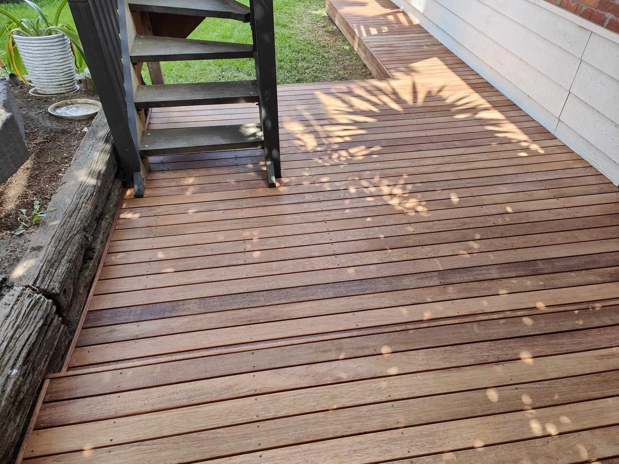 Merbau decking with step for outhouse in garden. Beautiful decking created with Merbau. Timber decking Blue Mountains. 