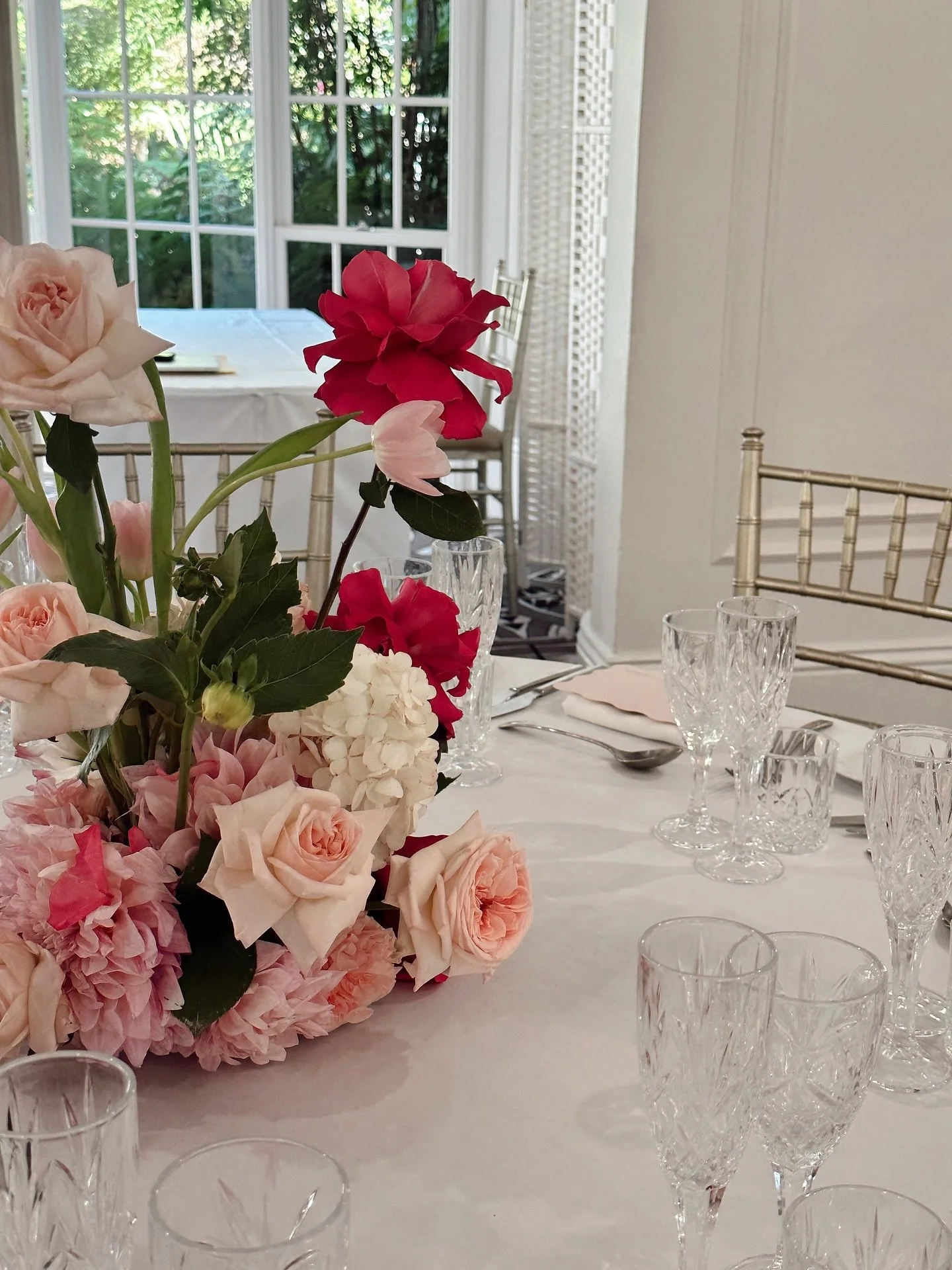 the sweetest of guest table blooms in perfect shades of pink&hellip; with just a touch of clementine orange 

{for Imogen and Michael} 

🍊

#sydneyweddings #weddingflowers #sydneyflowers