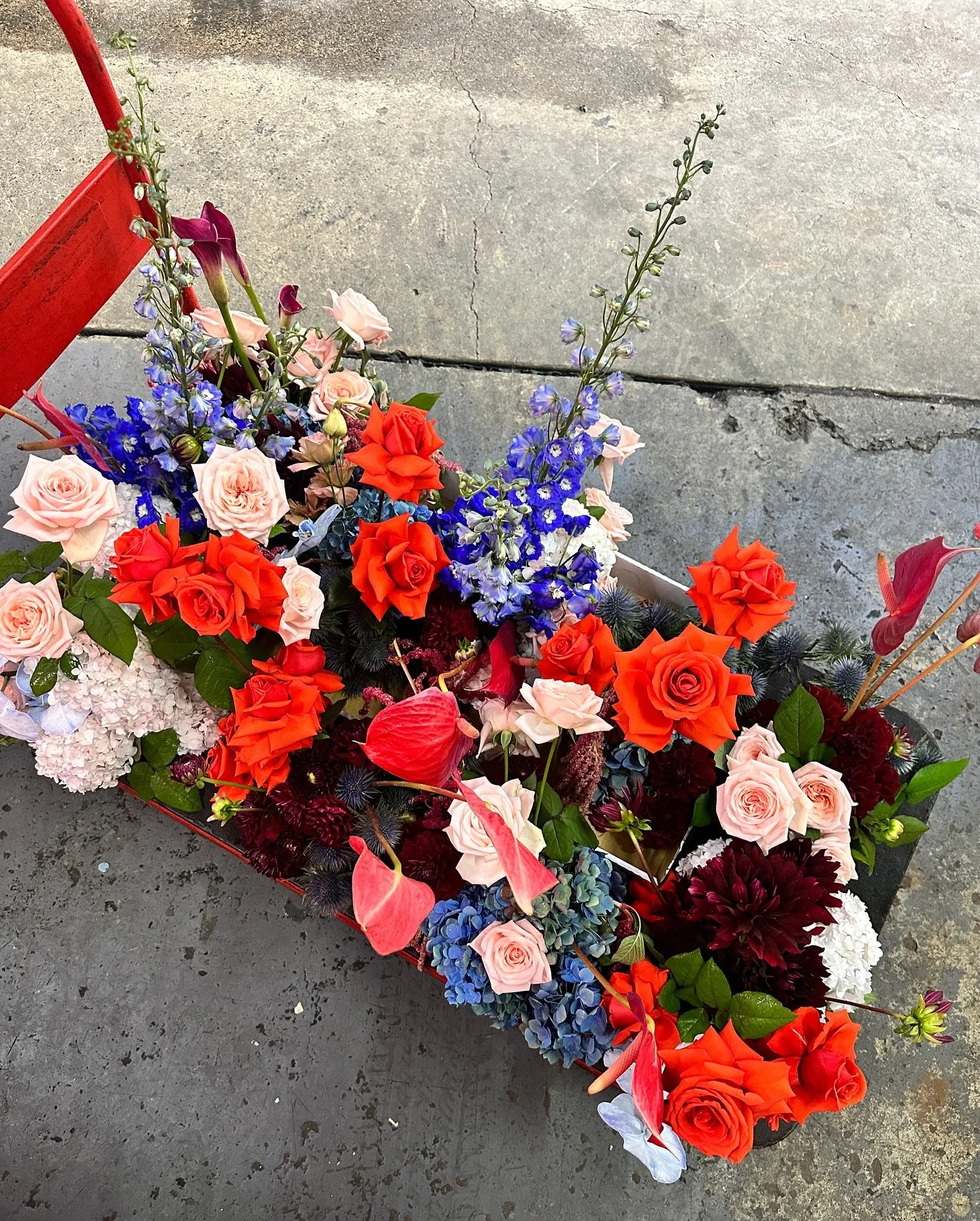 loading dock details 

{pure glamour always}

#redroses #flowers #sydneyflowers