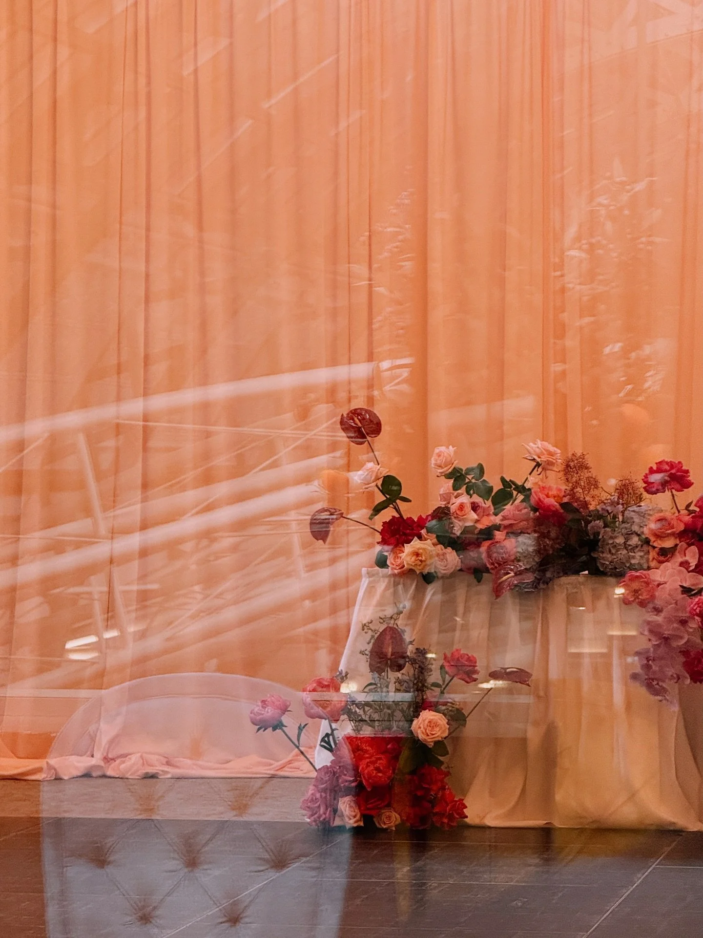 through the looking glass

{for Cat and Dan at @thetearoomqvb with blush draping by @freshcreativestyling} 

#sydneyweddings #romanticflowers #weddingflowers