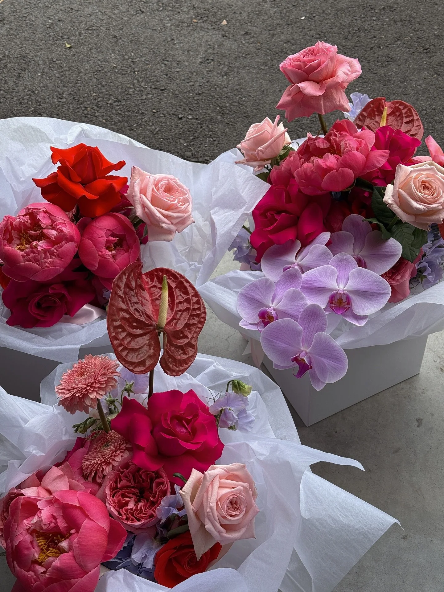 never met boxes of bridal bouquets that I didn&rsquo;t want to take a million photos of 

{my fave colour palette, for Cat &amp; Dan} 

#sydneyweddings #bridalbouquets #weddingflowerssydney
