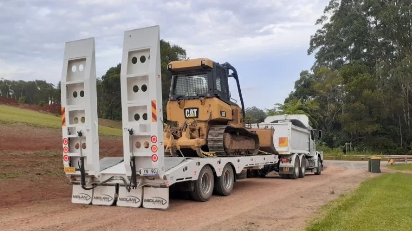 linCon_earth_moving_midland_trailer_carrying_excavator.jpg