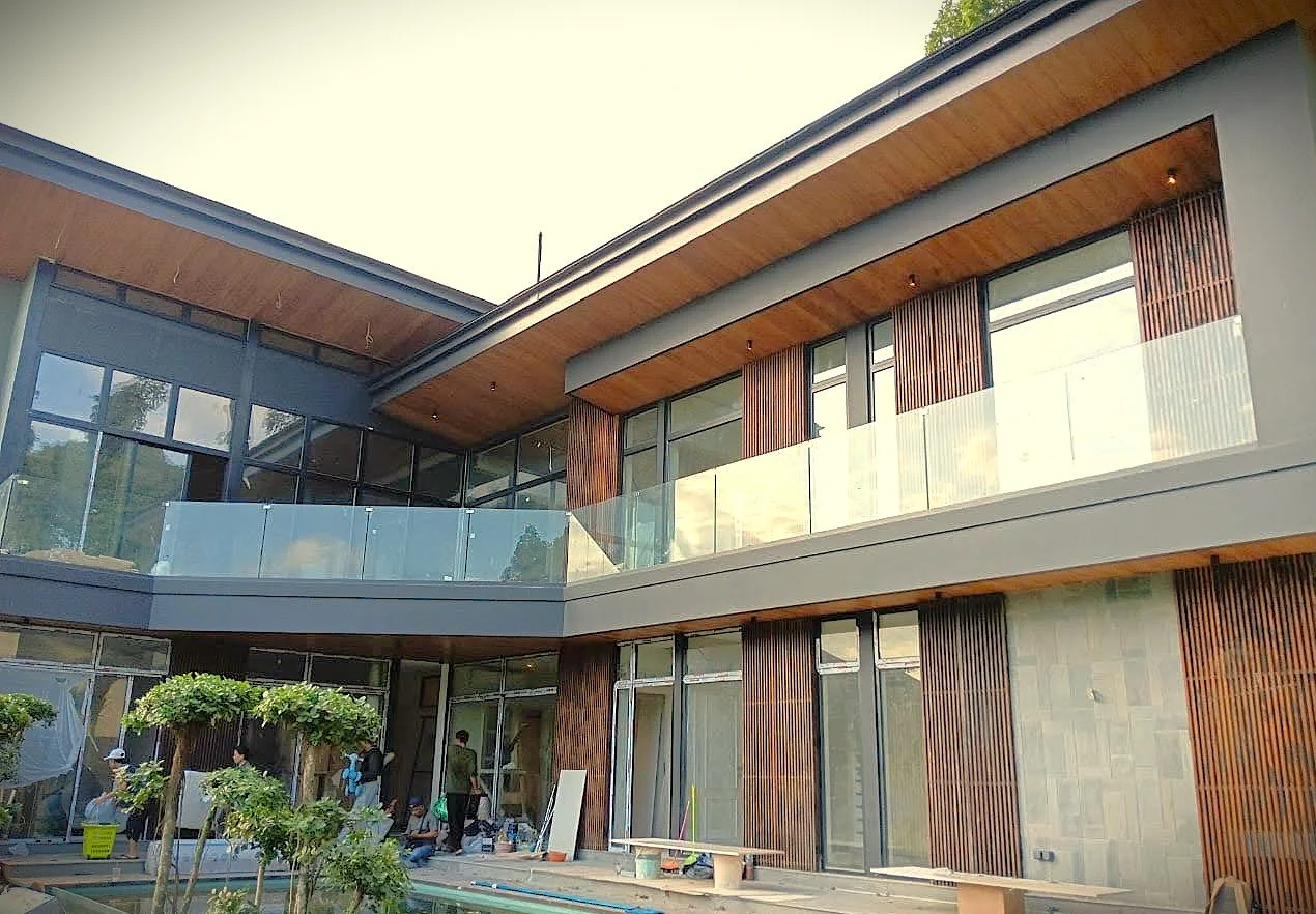 Our reclaimed Ironwood kisi-kisi (slatted screen) brings the perfect balance of privacy and airflow to this modern tropical retreat. Crafted with passion by Naturanexa&mdash;a true connection to nature and craftsmanship&mdash;each durable slat of rec
