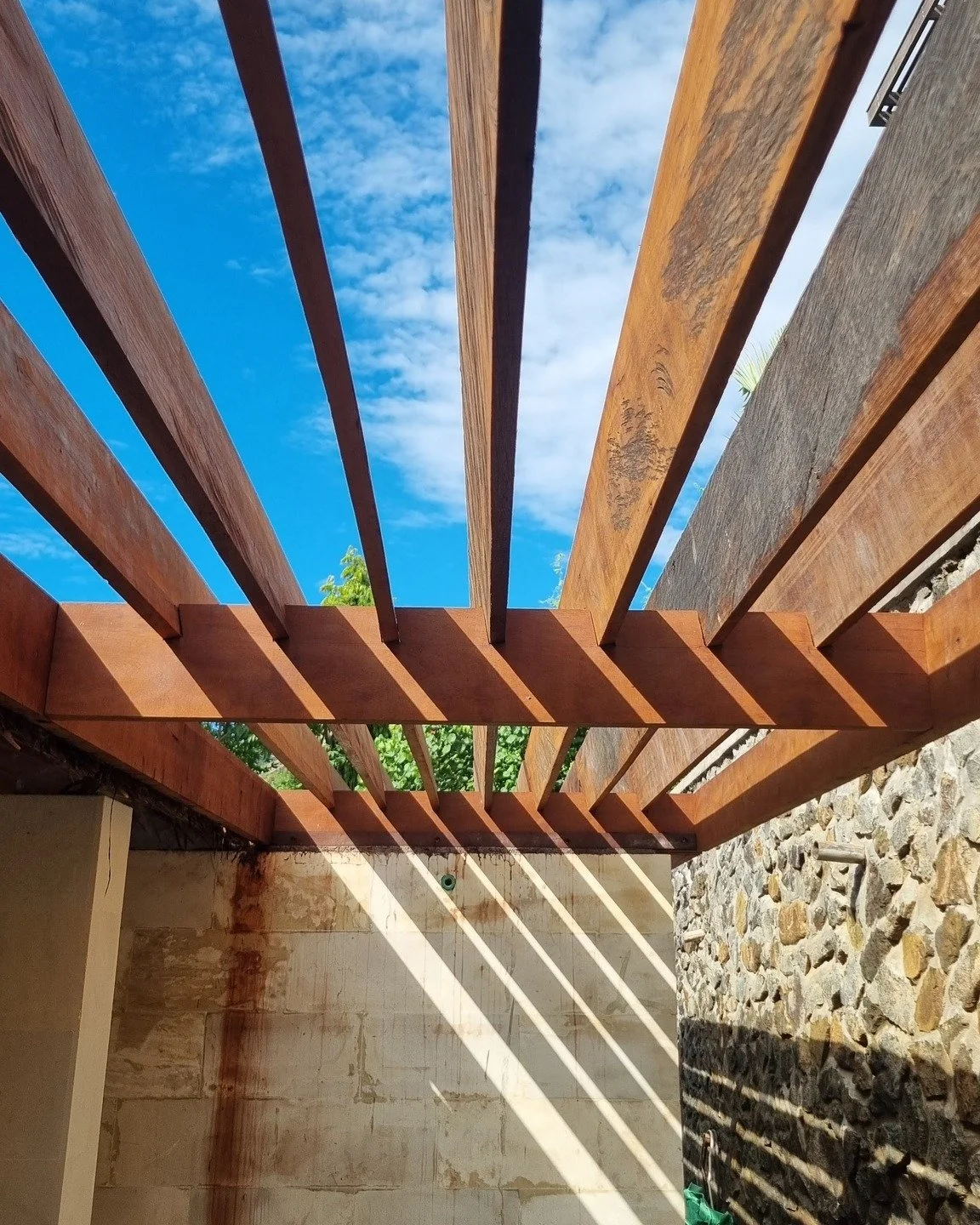 Natural sunlight in your open bathroom... but maybe not too much? ☀️ We've found the perfect balance with this custom sun shade made from reclaimed ironwood by Naturanexa. What do you think of this sustainable solution? Tell us in the comments! 👇

#