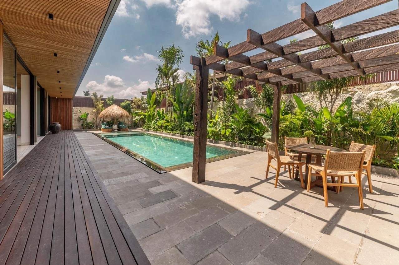 When Pablo came to us wanting a reclaimed ironwood pergola to match his beloved ironwood decking, it was exactly the kind of project that embodies what Naturanexa stands for. 🌿✨

Measuring 340 &times; 340 cm with rustic semi-processed finishing, thi