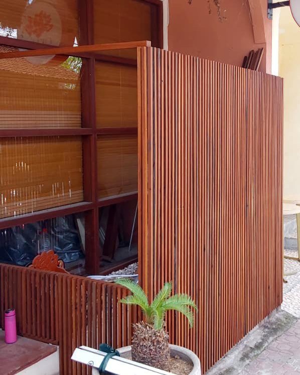 At Mandala Cacao in Ubud, Naturanexa panels made from reclaimed ironwood are installed with the structure, offering a sustainable architecture choice that enhances and elevates the design of an existing building. 🌿♻️ Combining durability, style, and