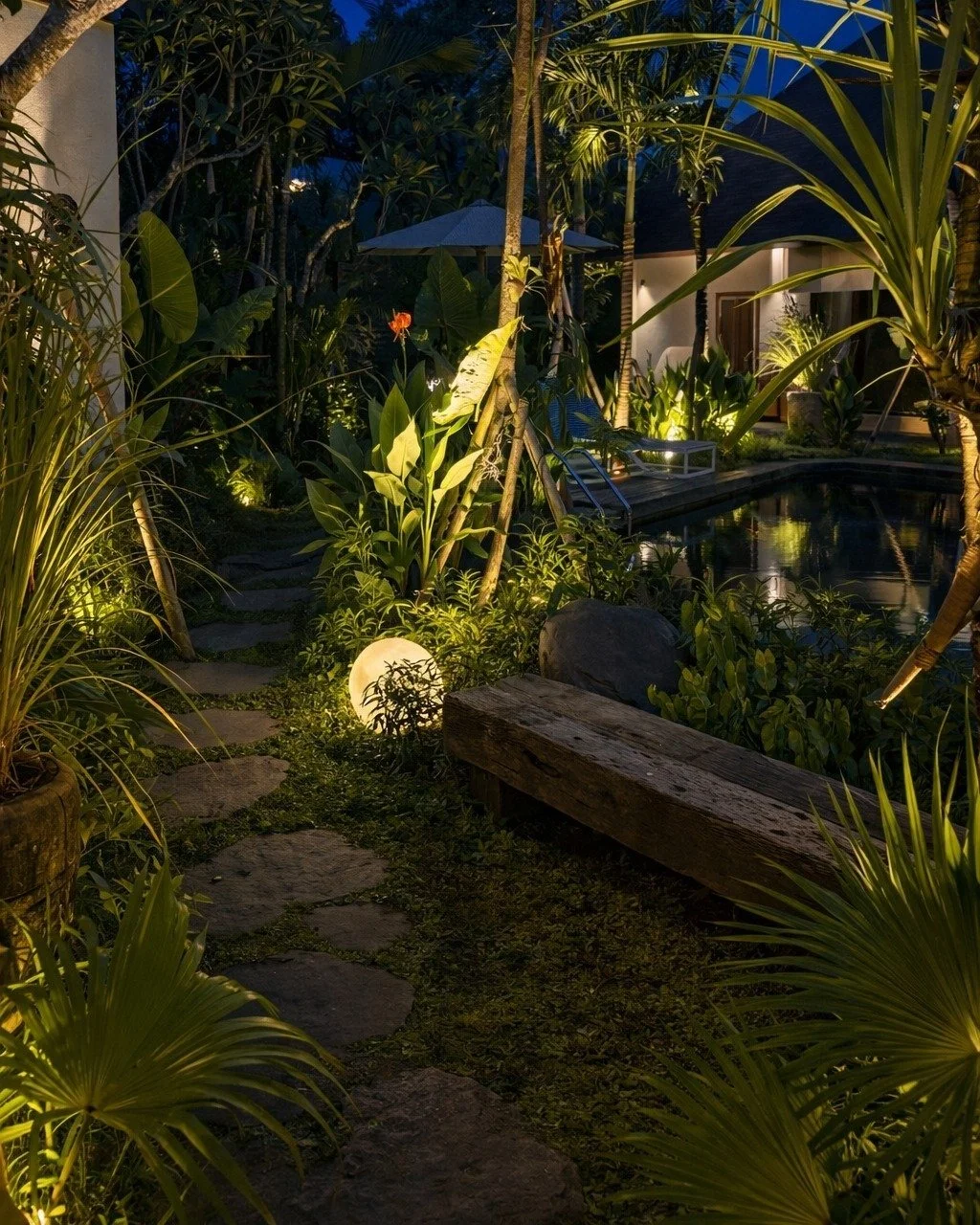 Reclaimed ironwood looks perfect because it isn&rsquo;t....perfect.
Every mark, shade shift, and grain line adds atmosphere&mdash;especially in outdoor spaces where nature is the main feature. A rustic bench that feels like it&rsquo;s always belonged