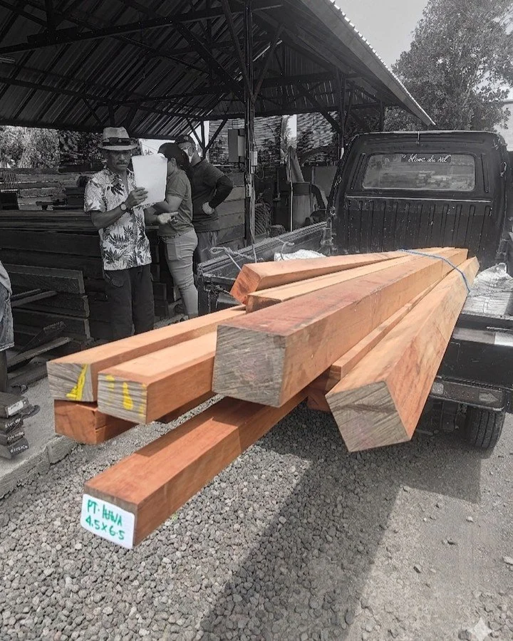 Isn't this fabulous-looking wood? 👀

Look at that grain and depth! But at Naturanexa, beauty is only part of the story. Our meticulously sourced logs are processed with extreme precision and care. From selection to sawing and seasoning, we maintain 
