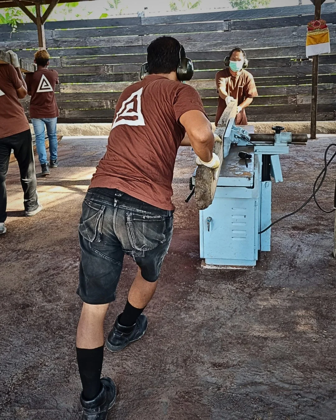 Reclaimed wood doesn&rsquo;t transform itself.

Behind every finished beam, panel, or pergola is a team cutting, shaping, sanding, adjusting, and starting over until it&rsquo;s right.

Hard work. Skilled hands. Sharp attention to detail.

Because wor