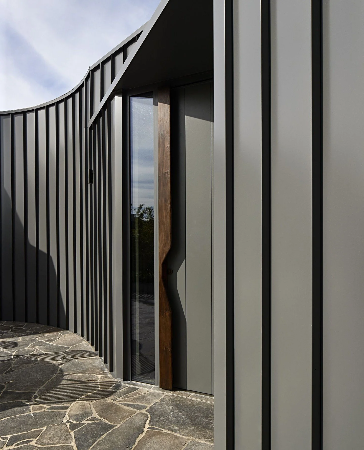 An entry that sets the tone. ⁠
⁠
Builder: @wilkenhomes⁠
Architect: @luca_vezzosi_architects⁠
Landscape design: @katiewestledesign⁠
Landscape construction: @longviewlandscapes⁠
Photography: @shannonmcgrath7