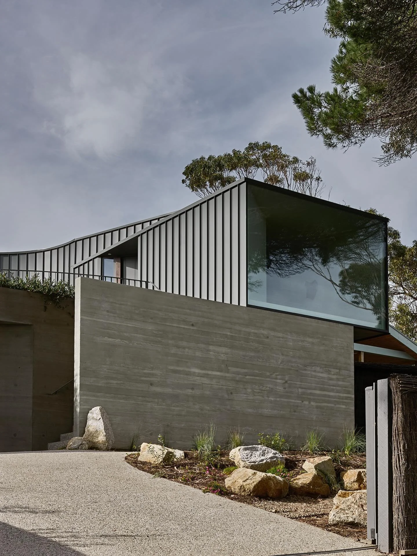 Casa Cortile facade. 

Builder: @wilkenhomes 
Architect: @luca_vezzosi_architects 
Landscape design: @katiewestledesign 
Landscape construction: @longviewlandscapes 
Photography: @shannonmcgrath7 

#wilken #wilkenhomes #builder #morningtonpeninsula #