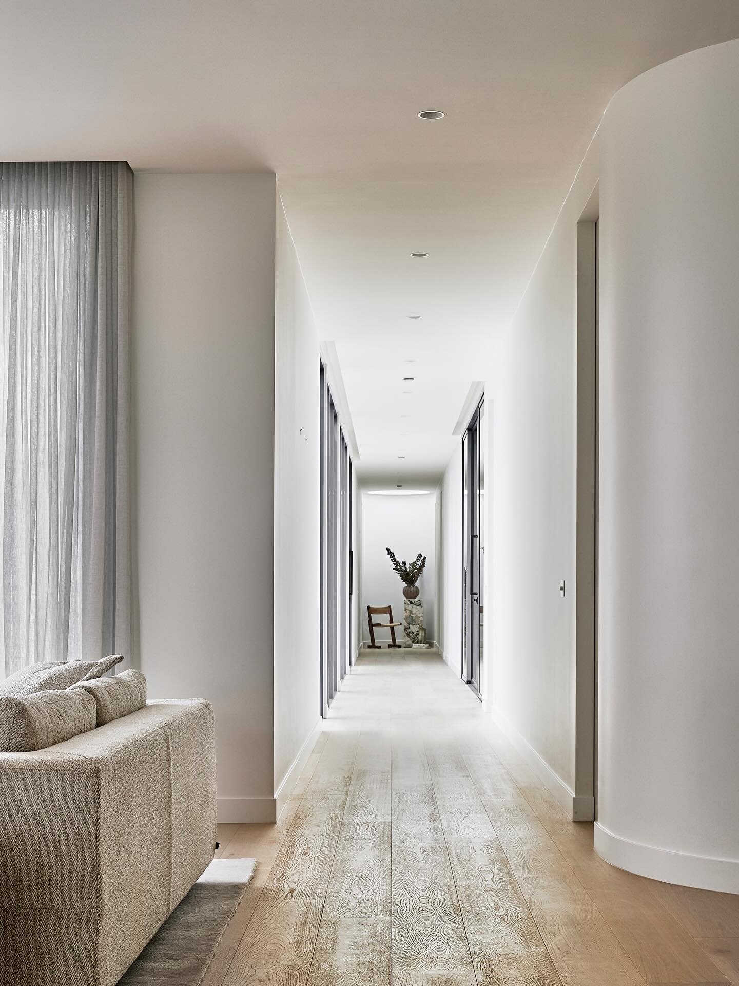 Casa Cortile.

Builder: @wilkenhomes 
Architect: @luca_vezzosi_architects 
Photography: @shannonmcgrath7 

#wilken #wilkenhomes #interiors #interiordesign #morningtonpeninsula #builder #luxury #luxurydesign #luxuryhomes #custom #kitchen #pantrydesign