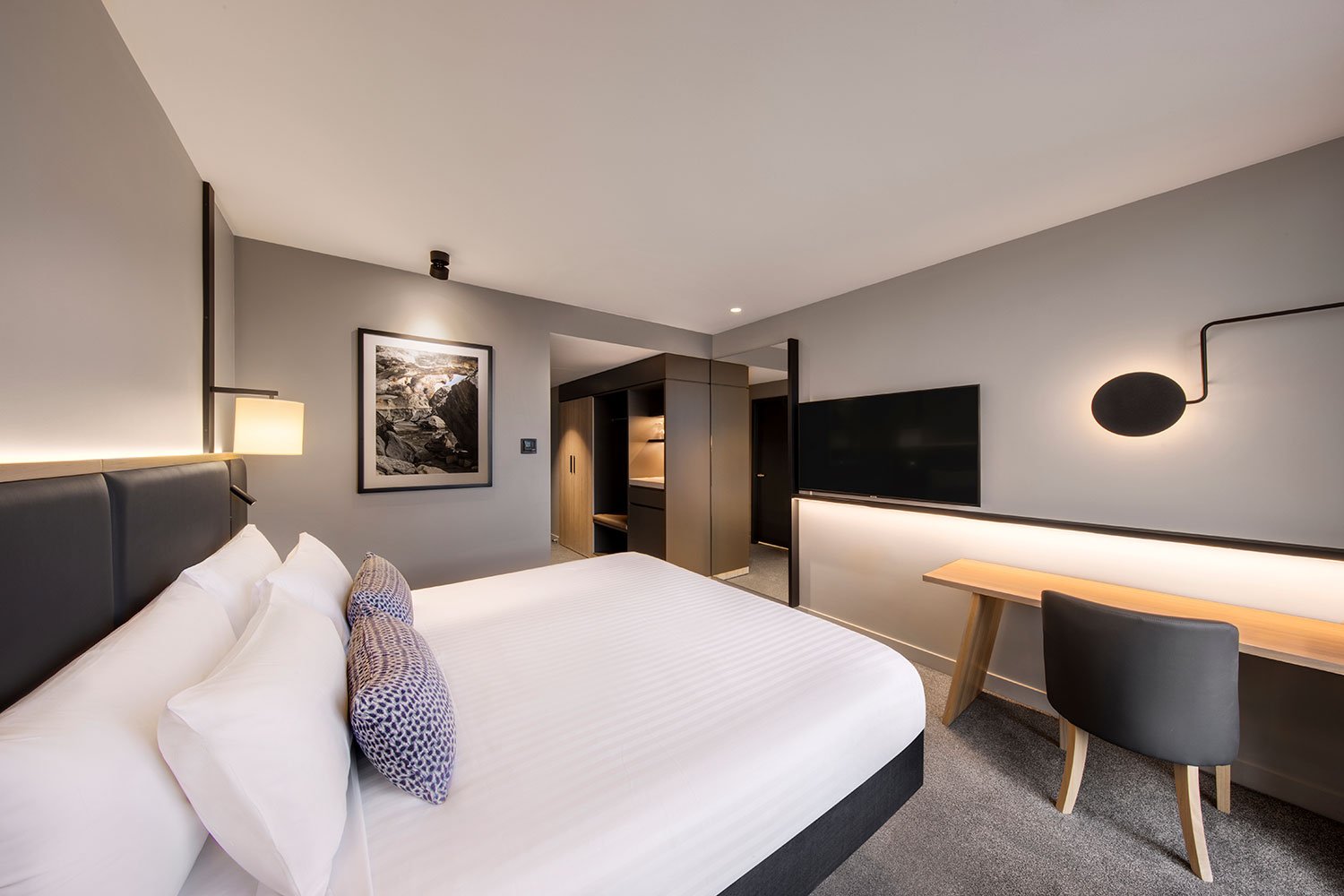vibe-hotel-hobart-standard-king-room-03-2020.jpg
