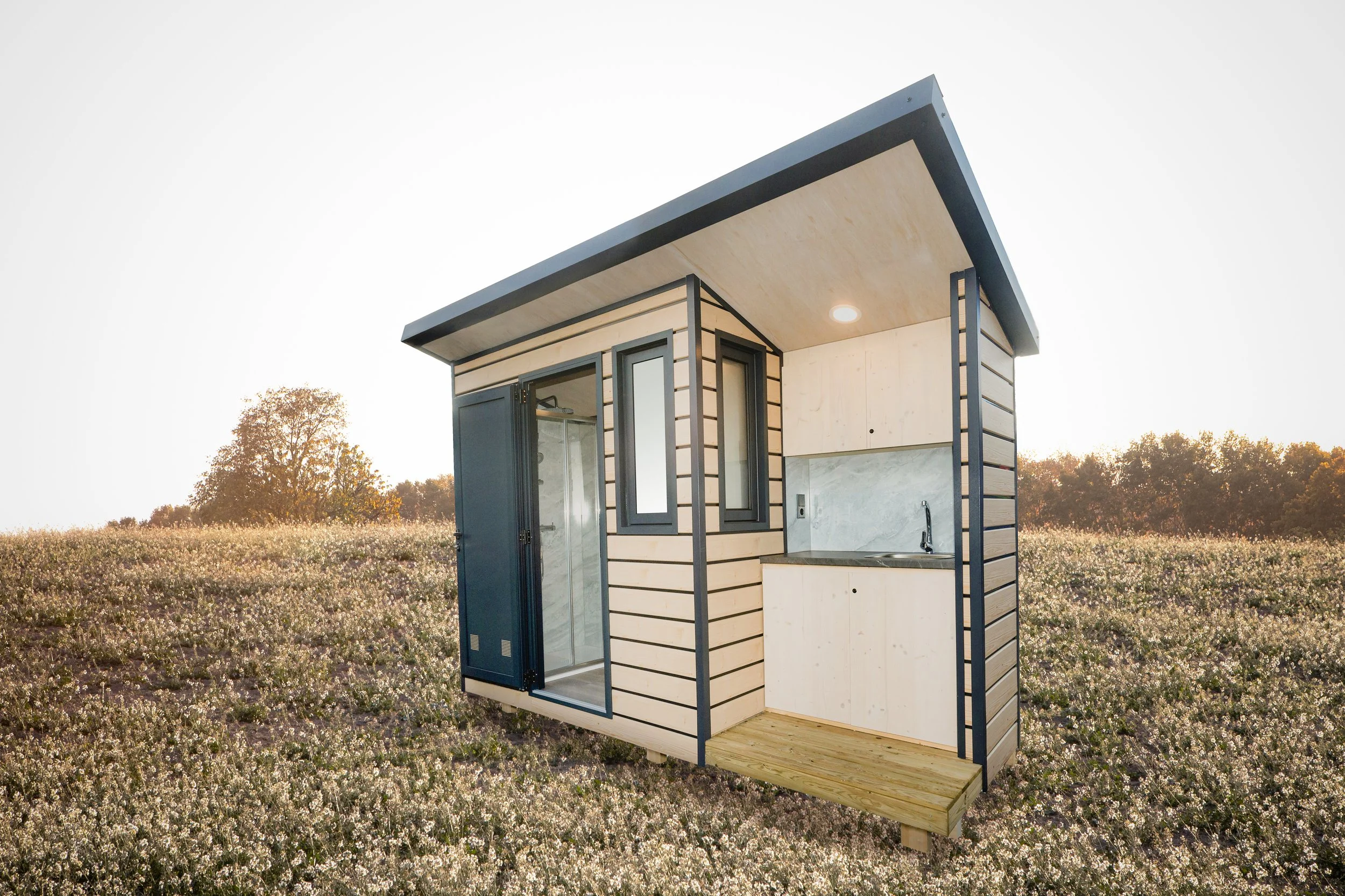 Módulo sanitario Niuglam, con baño, lavamanos y armarios. Ideal para exteriores, jardines y piscinas.