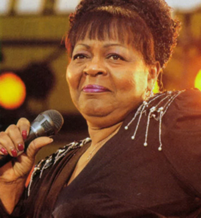 Phyllis Dillon performing live
