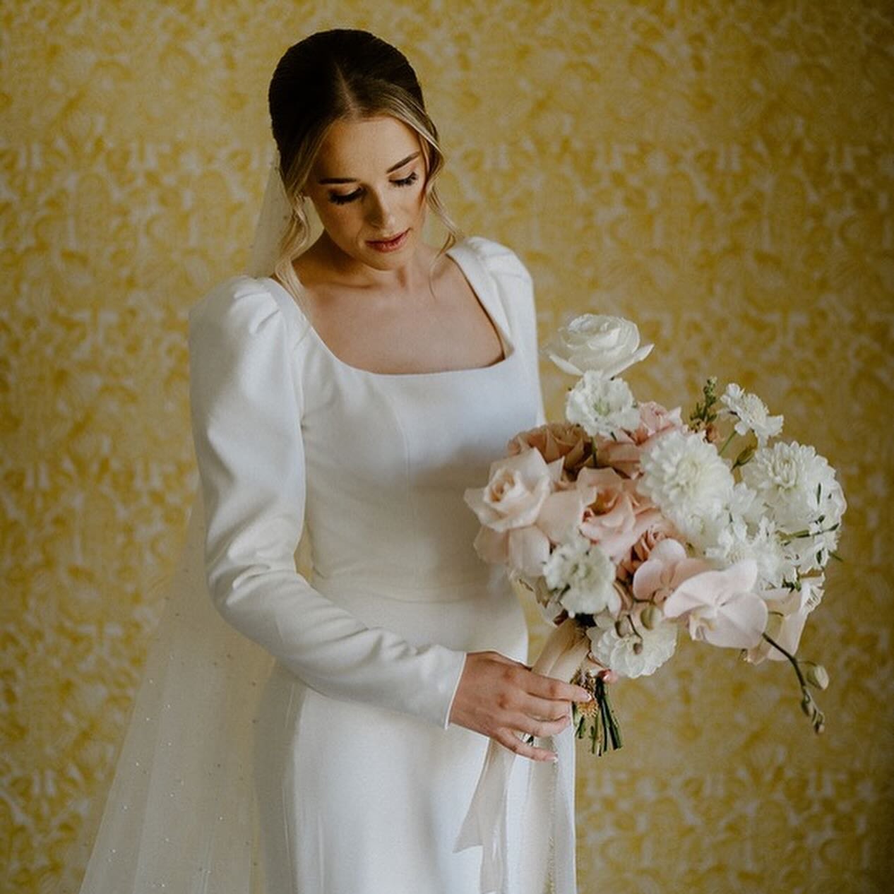 Radiating timeless Hollywood glamour vibes! We can&rsquo;t get enough of this stunning look! 
Pairing an elegant gown with a bouquet of white, pastels and toffee tones is always a &lsquo;yes&rsquo; from us. 
Claire♡Blake 
📸 @dancartwrightphotography