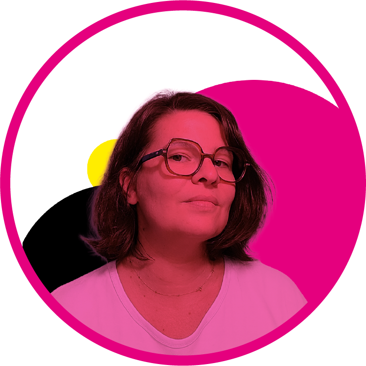 Portrait d'une femme portant des lunettes, avec un fond graphique coloré en rose, jaune, noir et blanc, dans un cadre circulaire pink.