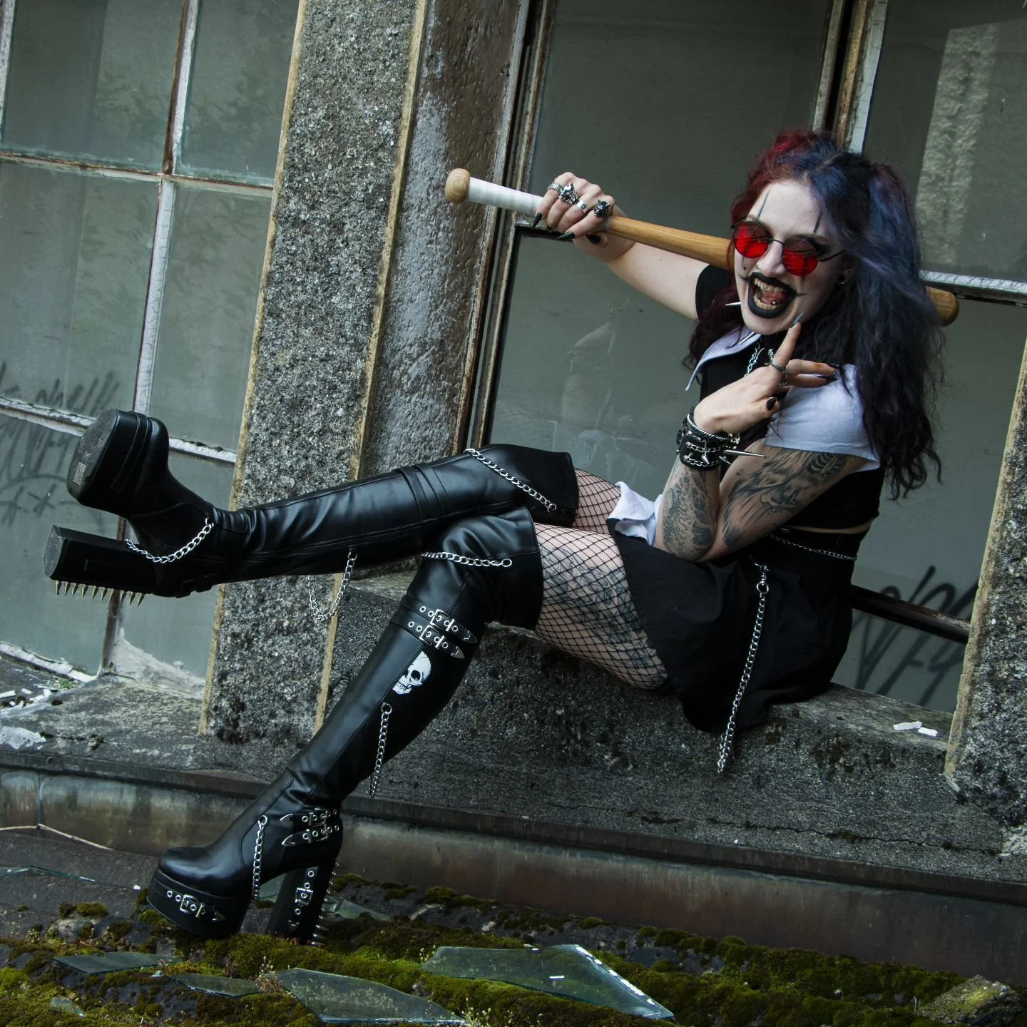 Petite publication pour Halloween n&deg;2
Merci &agrave; @jbeguelin._photography pour la post-production et &agrave; 
@rachhel666 pour le modelling 

#urbex #urbexphotography #goth #harleyquinn #canon #model #photoshoot #lamodashoes #madness